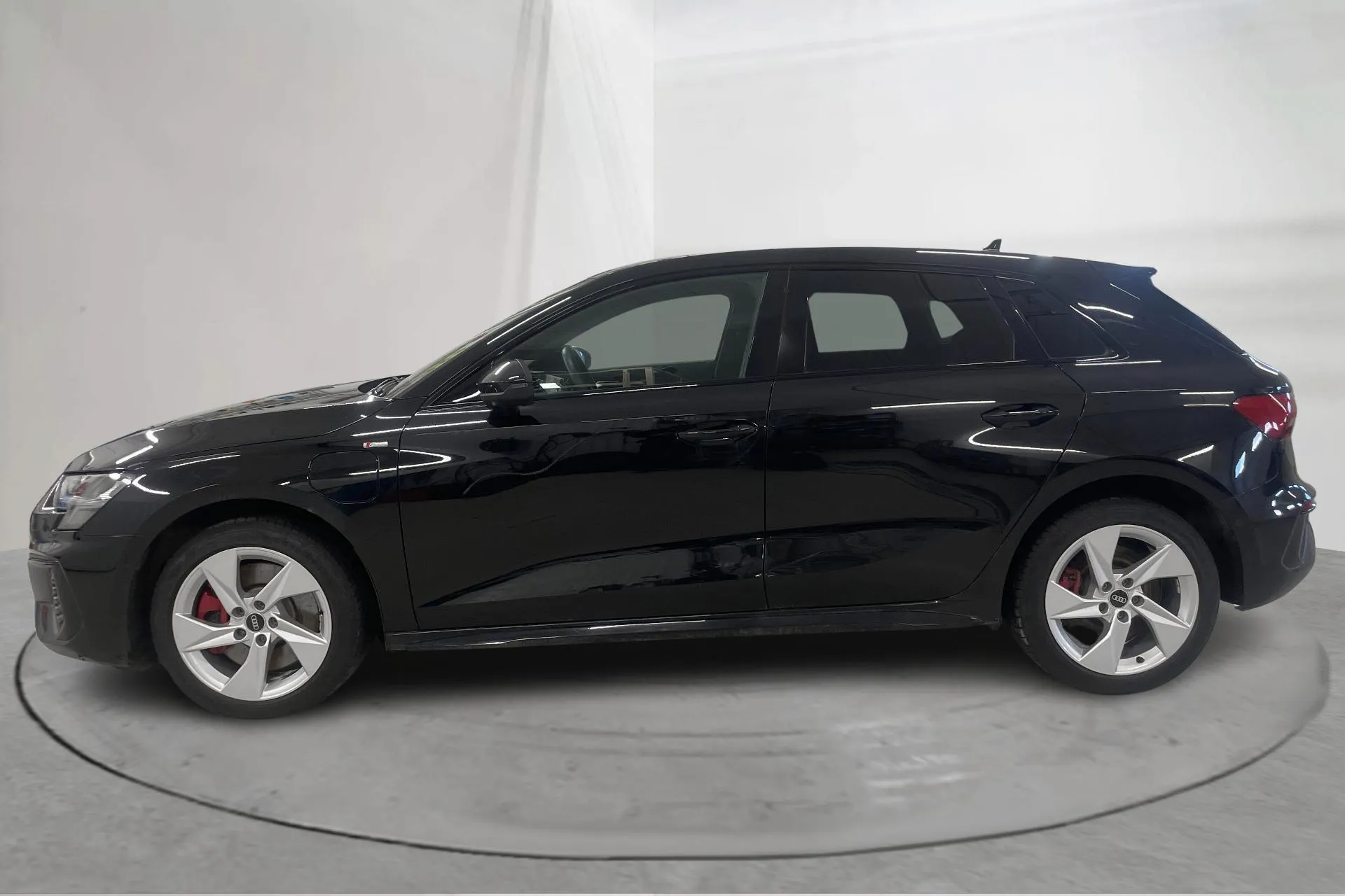 Presentationsfoto 2 av 18: Audi A3 Sportback 45 TFSI e (245hk) - 2 480 mil - Automat - svart - 2022