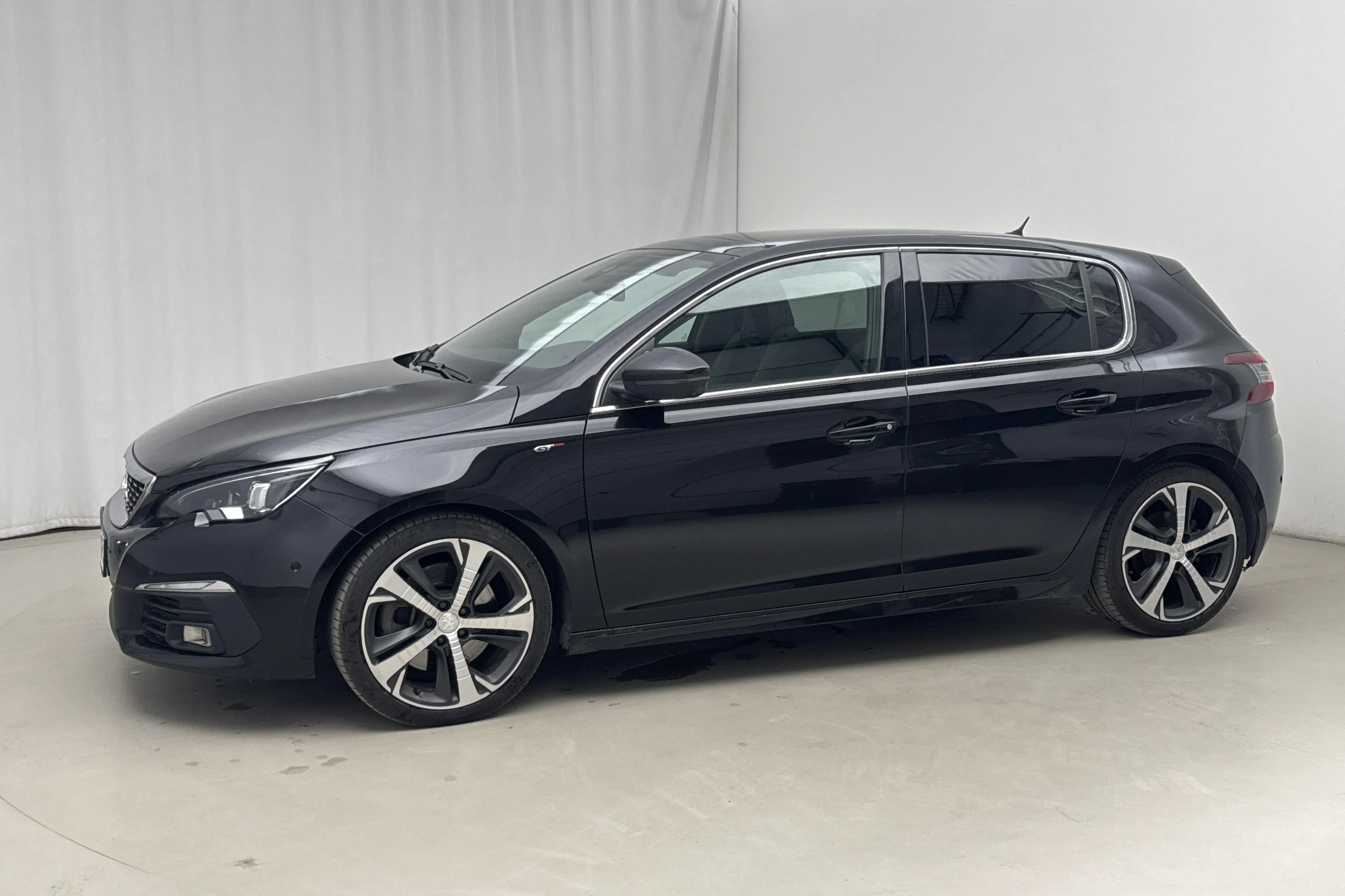Presentation photo 2 of 22: Peugeot 308 GT PureTech 5dr (225hk) - 136 060 km - Automatic - black - 2018