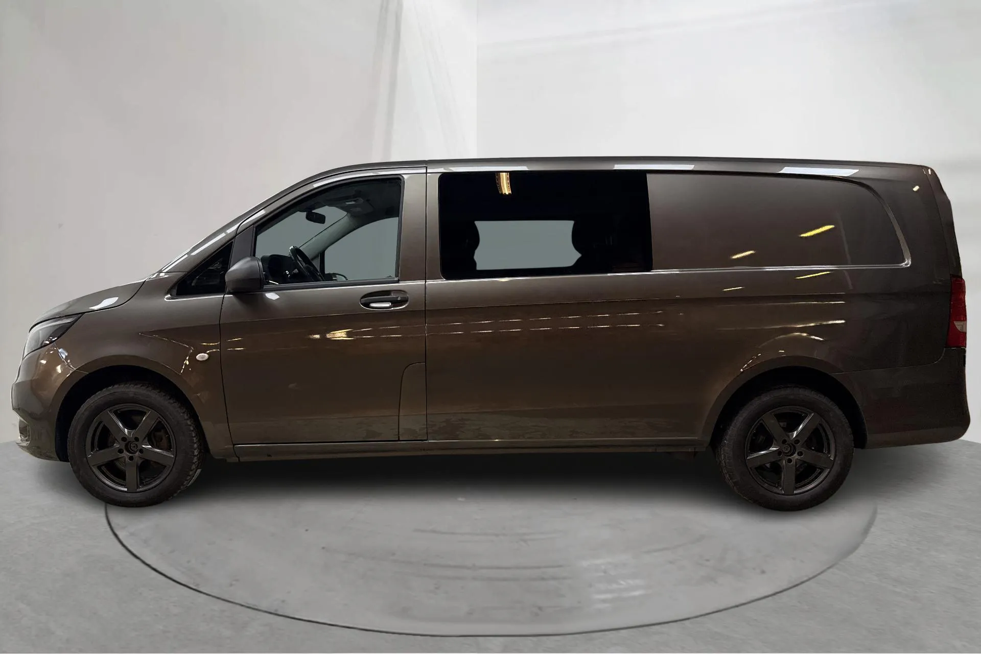 Zdjęcie prezentacyjne 2 z 16: Mercedes Vito Mixto 116 CDI 4MATIC W640 (163hk) - 72 490 km - Automatyczna - szary - 2018