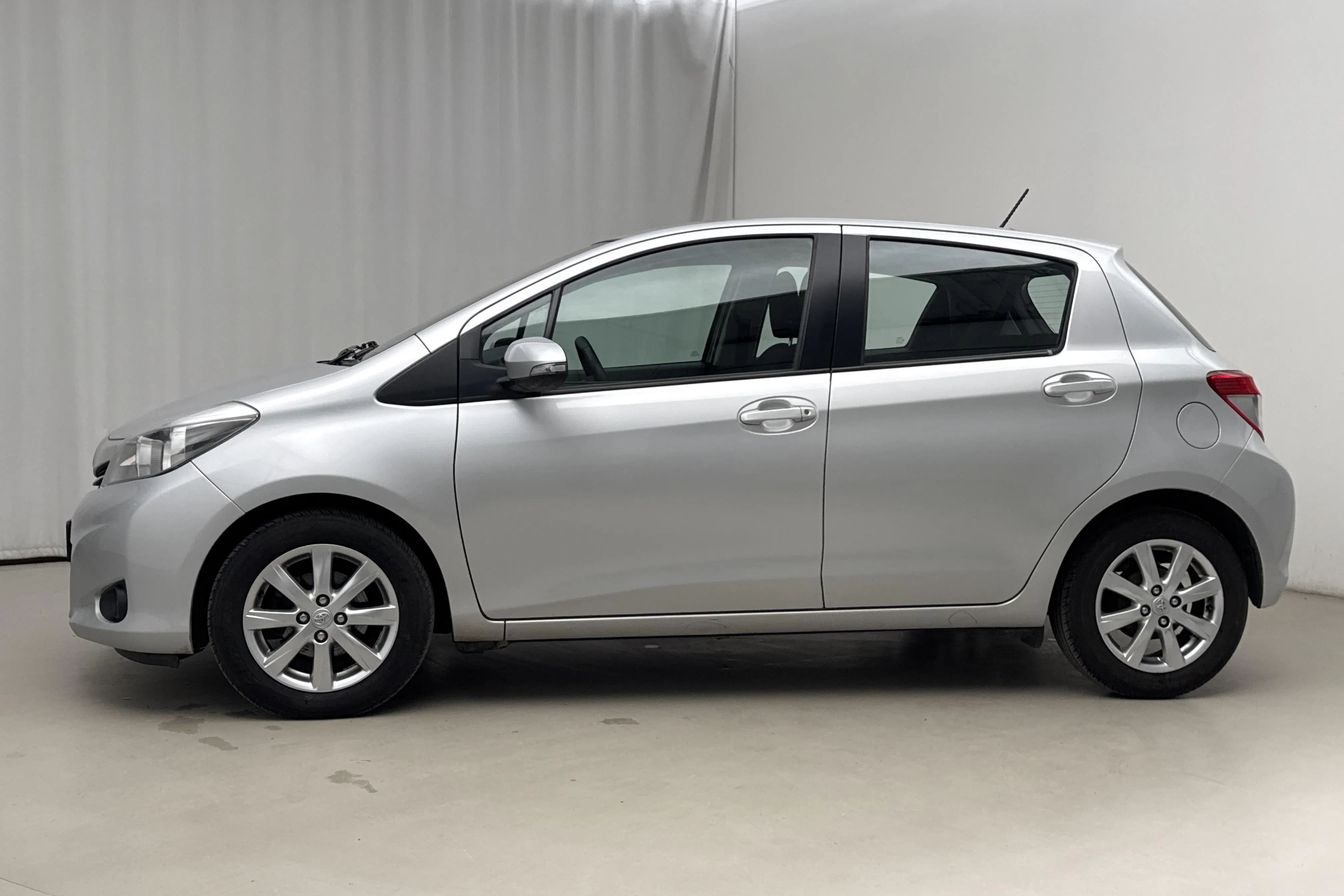 Presentationsfoto 2 av 16: Toyota Yaris 1.33 5dr (100hk) - 7 770 mil - Automat - silver - 2012