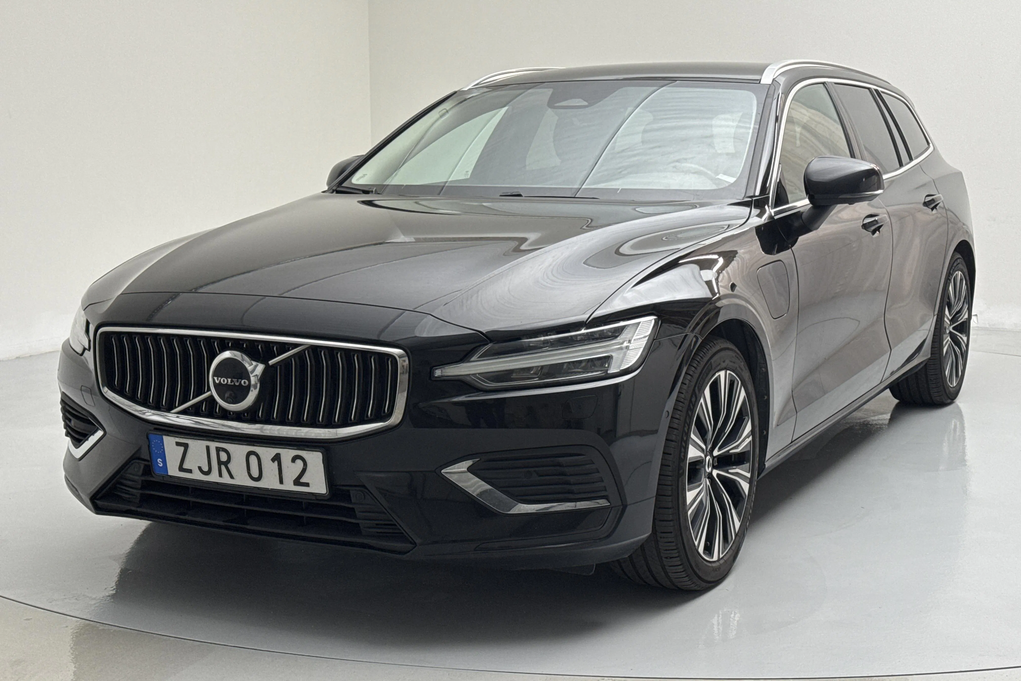 Presentationsfoto 1 av 19: Volvo V60 T6 AWD Recharge (350hk) - 14 627 mil - Automat - svart - 2023
