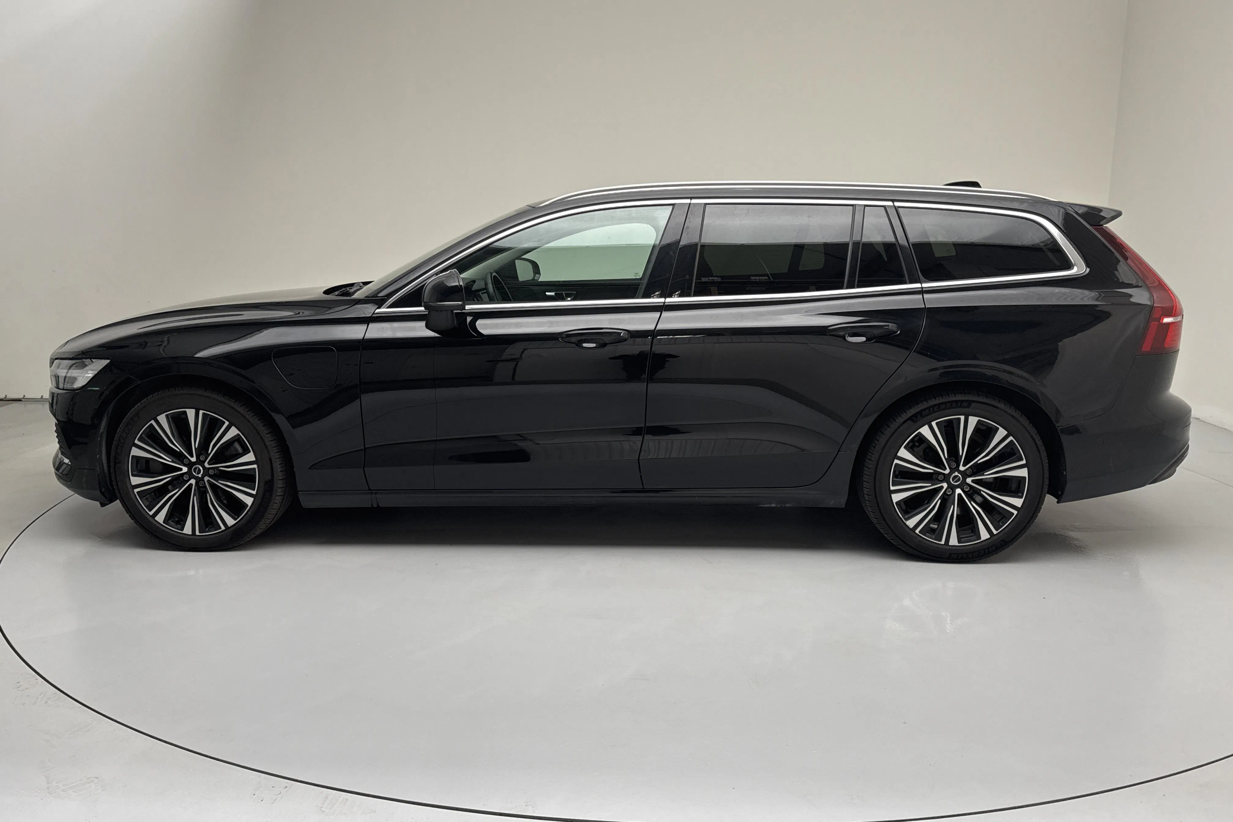 Presentationsfoto 2 av 19: Volvo V60 T6 AWD Recharge (350hk) - 14 627 mil - Automat - svart - 2023