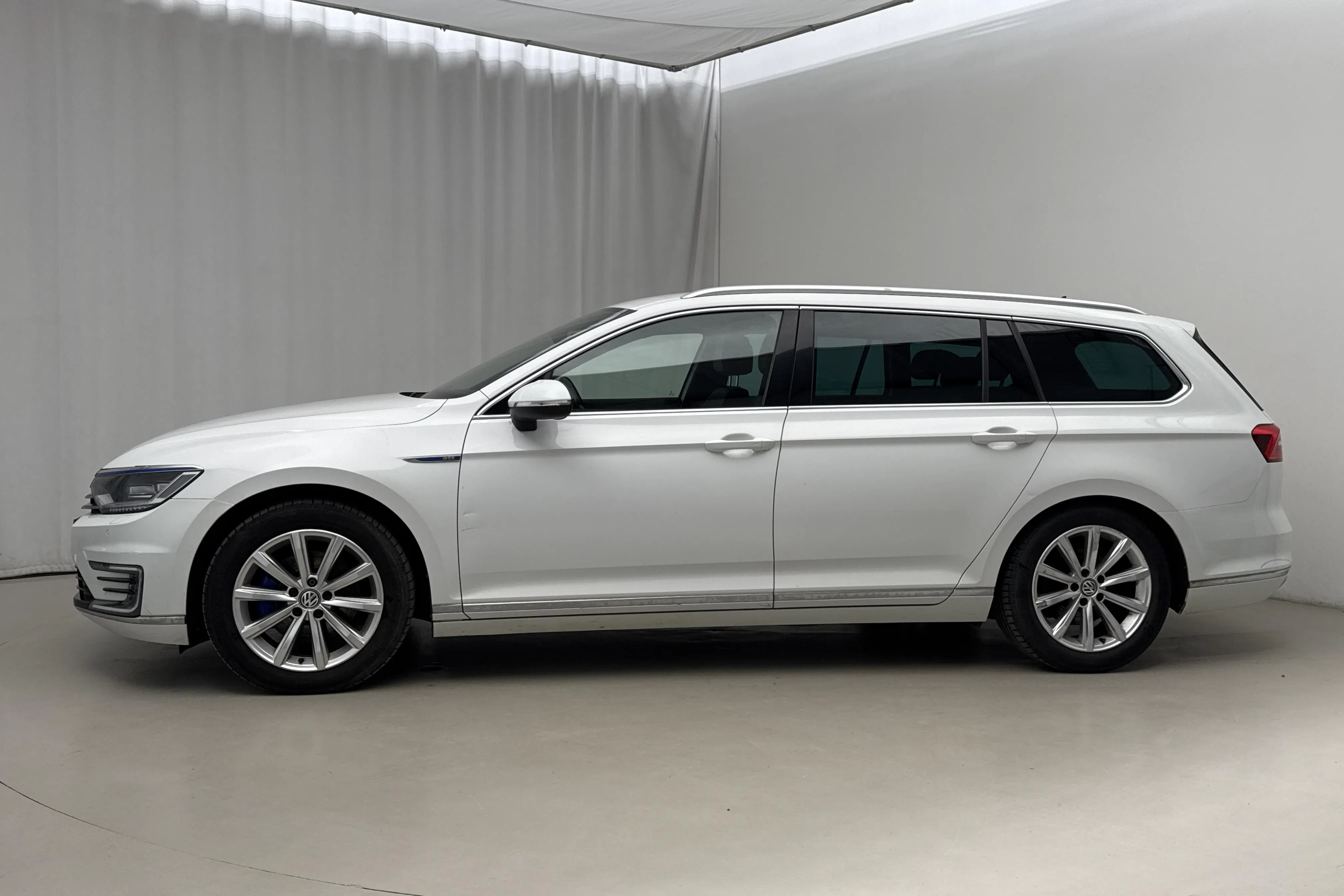 Presentation photo 2 of 22: VW Passat 1.4 Plug-in-Hybrid Sportscombi (218hk) - 193 860 km - Automatic - white - 2017