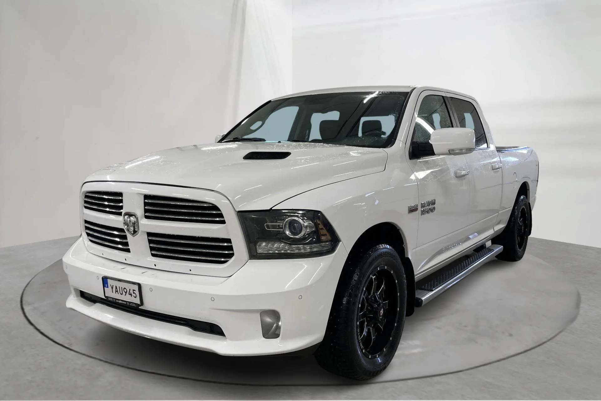 Presentationsfoto 1 av 16: Dodge RAM 1500 5.7 4WD (401hk) - 18 661 mil - Automat - vit - 2017