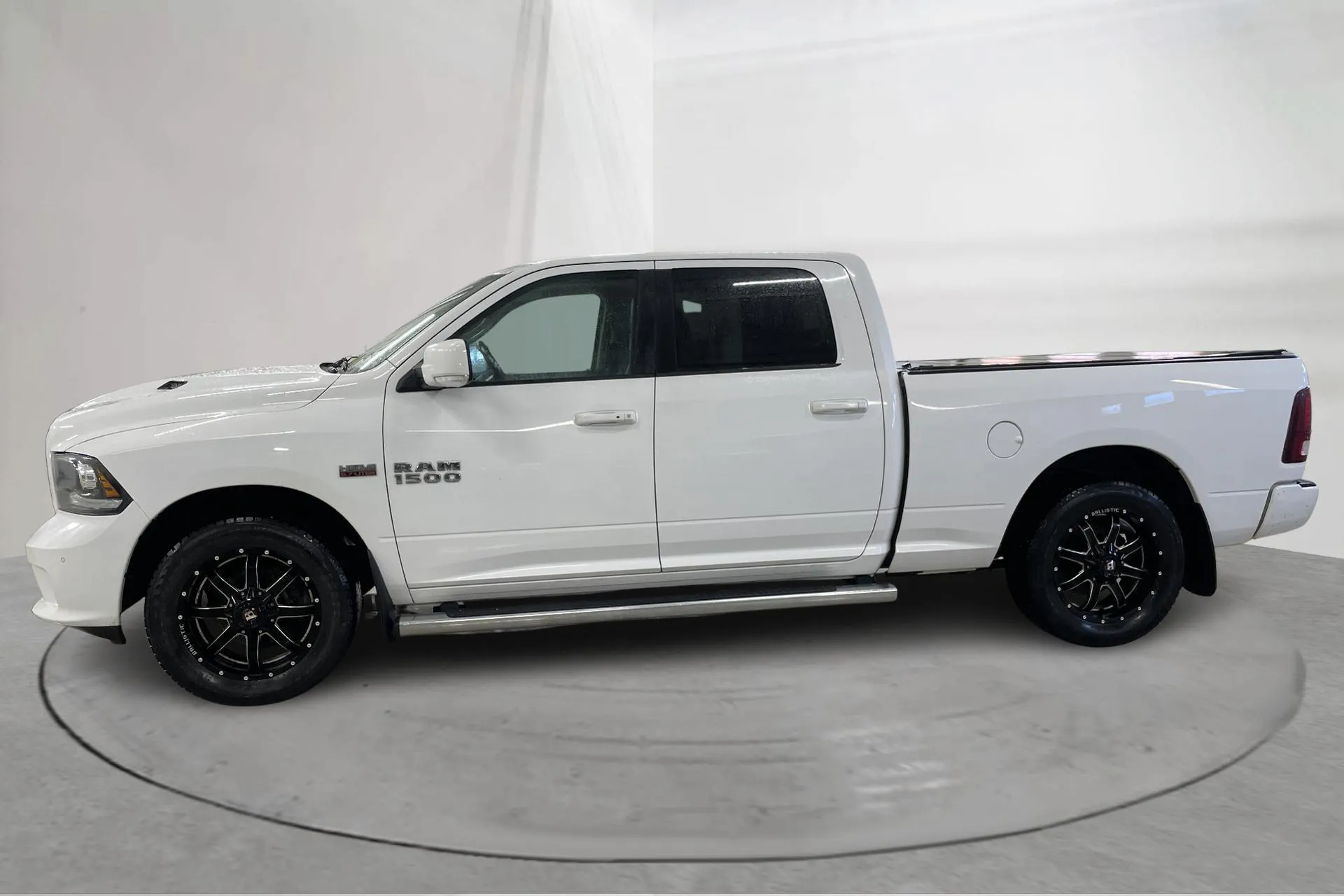 Presentationsfoto 2 av 16: Dodge RAM 1500 5.7 4WD (401hk) - 18 661 mil - Automat - vit - 2017