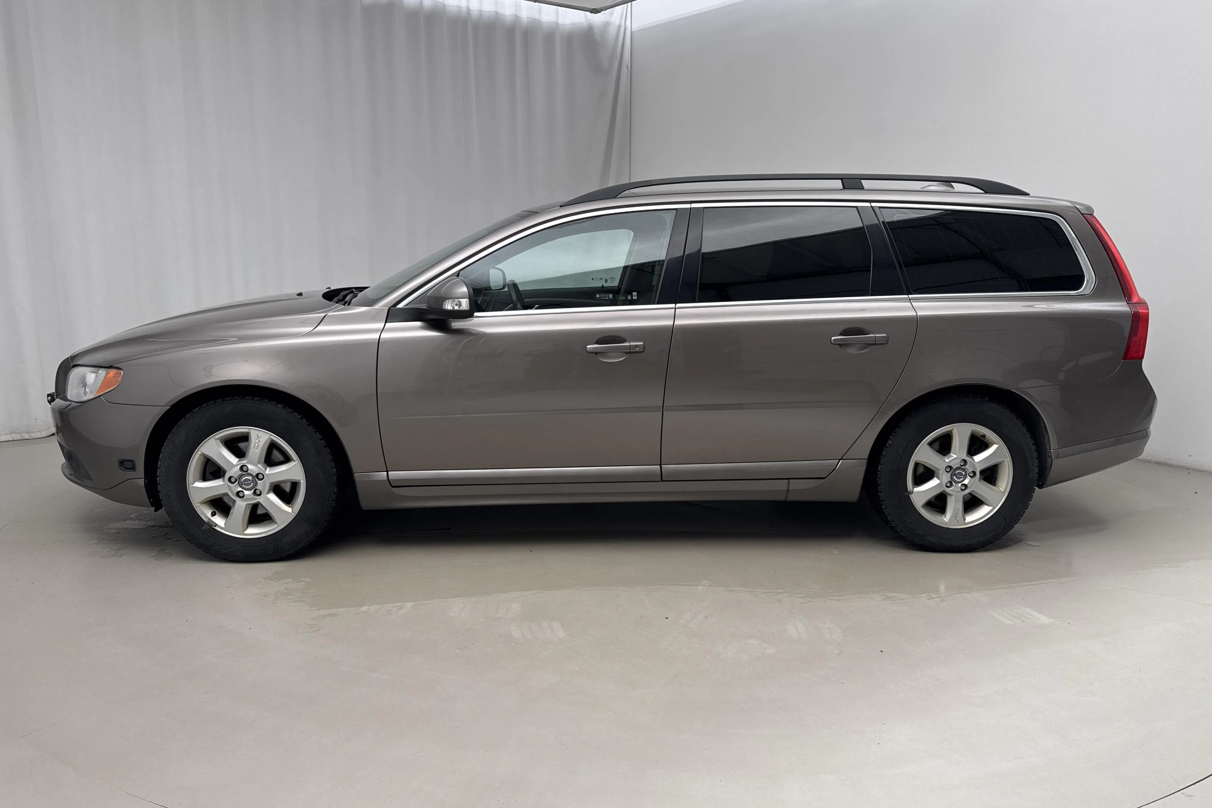 Presentation photo 2 of 13: Volvo V70 II 2.0F (145hk) - 157 860 km - Automatic - gray - 2010