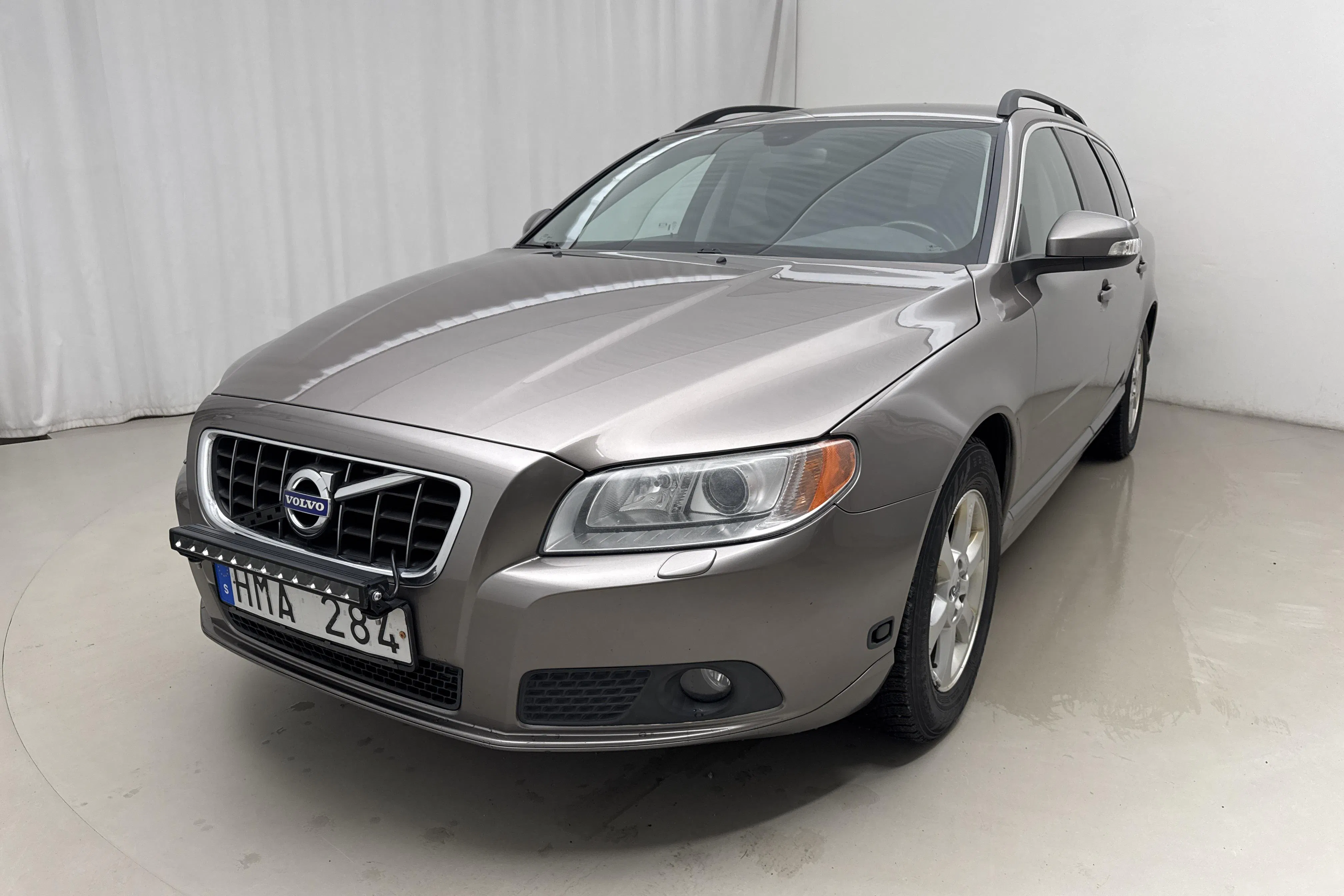 Presentation photo 1 of 13: Volvo V70 II 2.0F (145hk) - 157 860 km - Automatic - gray - 2010