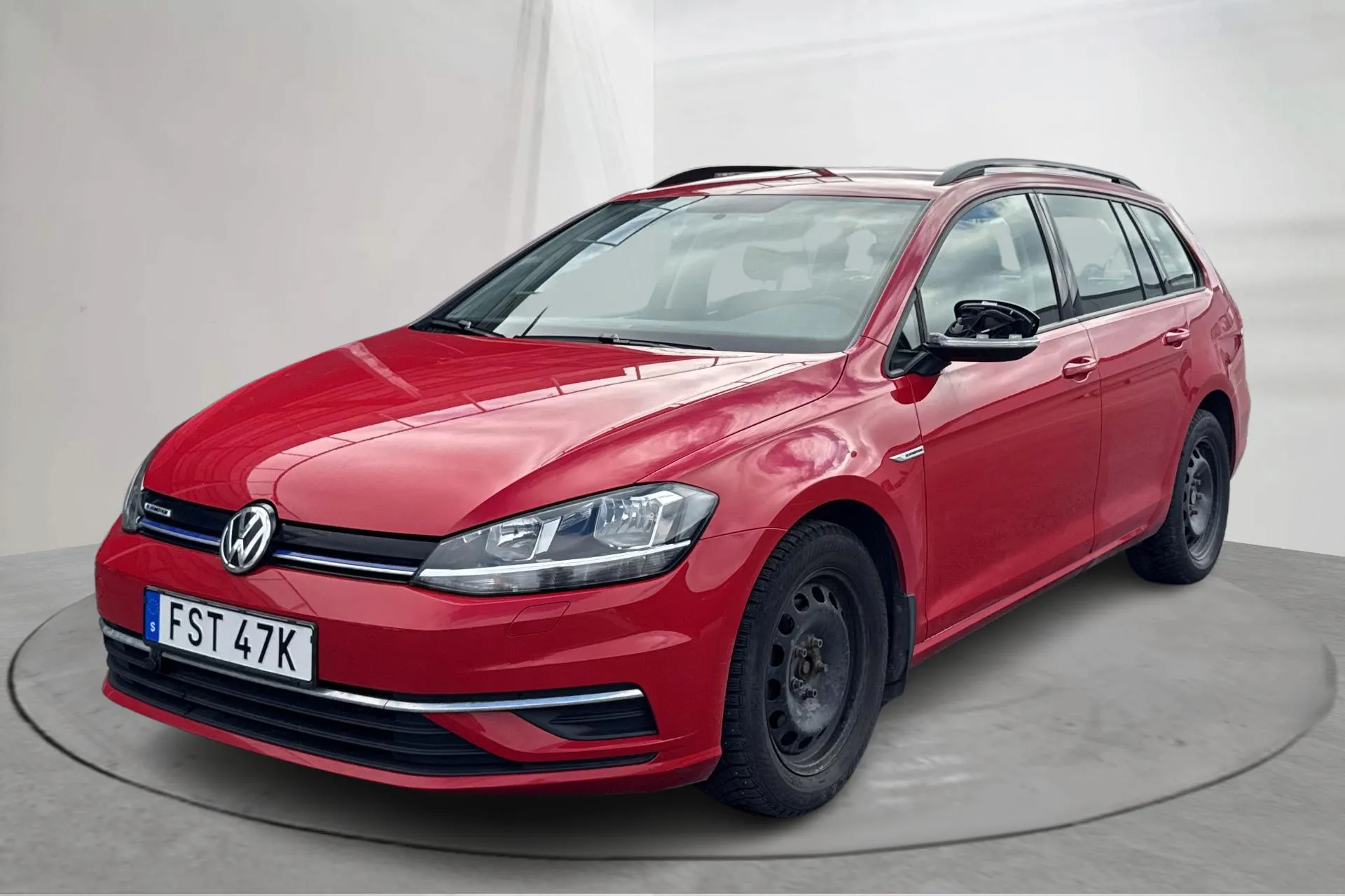 Presentation photo 1 of 15: VW Golf VII 1.5 TGI Sportscombi (130hk) - 26 120 km - Manual - red - 2019