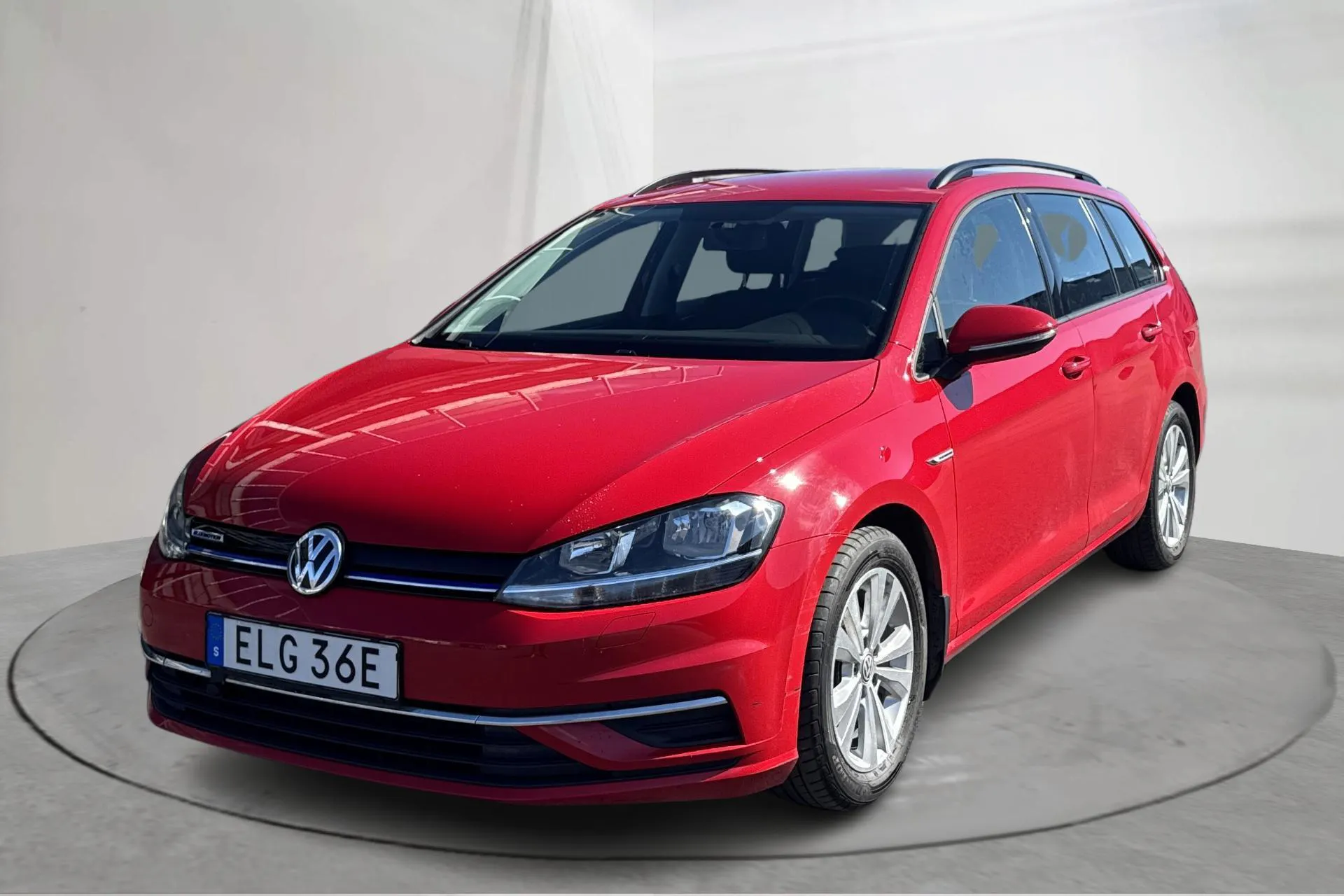 Presentationsfoto 1 av 14: VW Golf VII 1.5 TGI Sportscombi (130hk) - 4 954 mil - Automat - röd - 2020