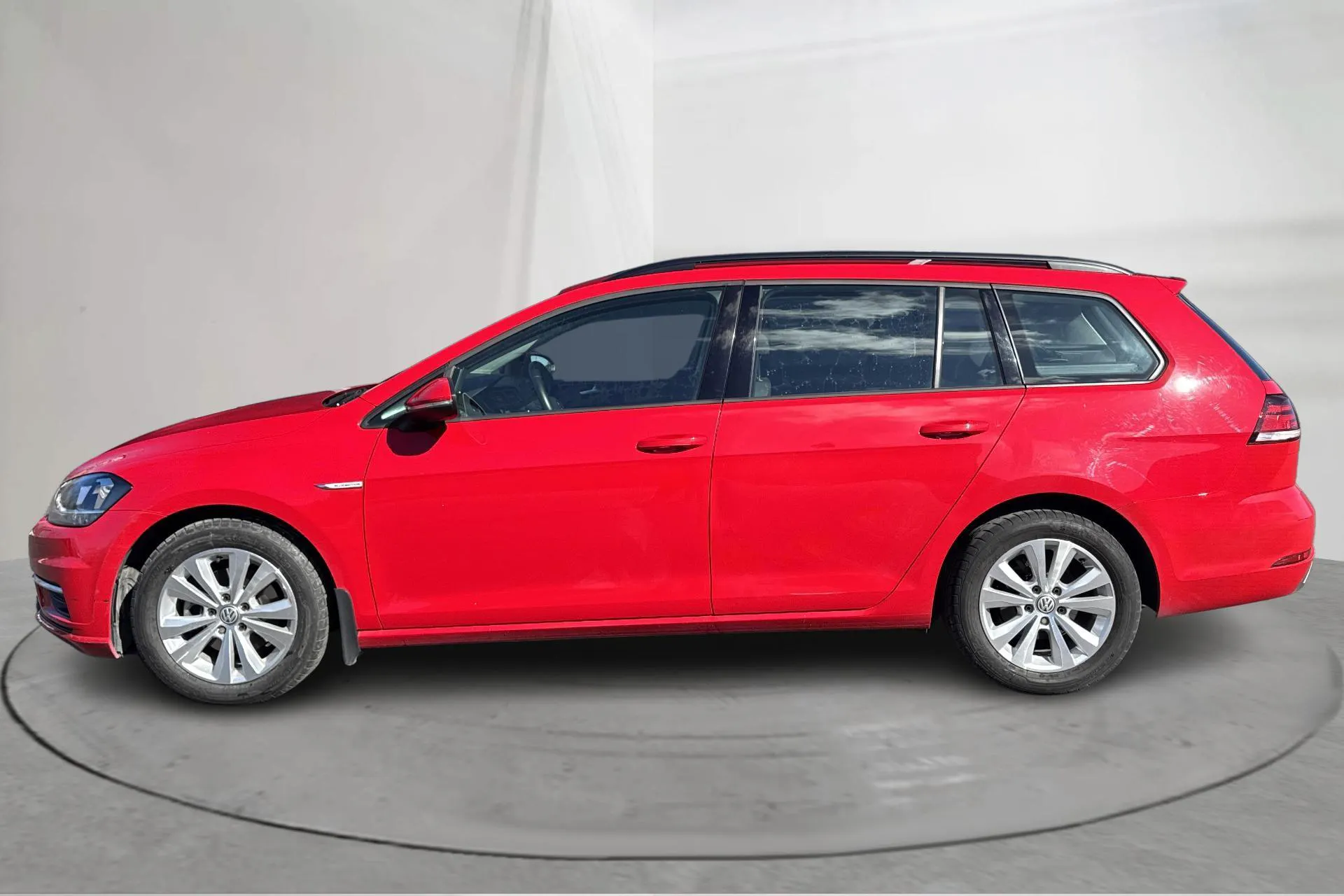 Presentationsfoto 2 av 14: VW Golf VII 1.5 TGI Sportscombi (130hk) - 4 954 mil - Automat - röd - 2020