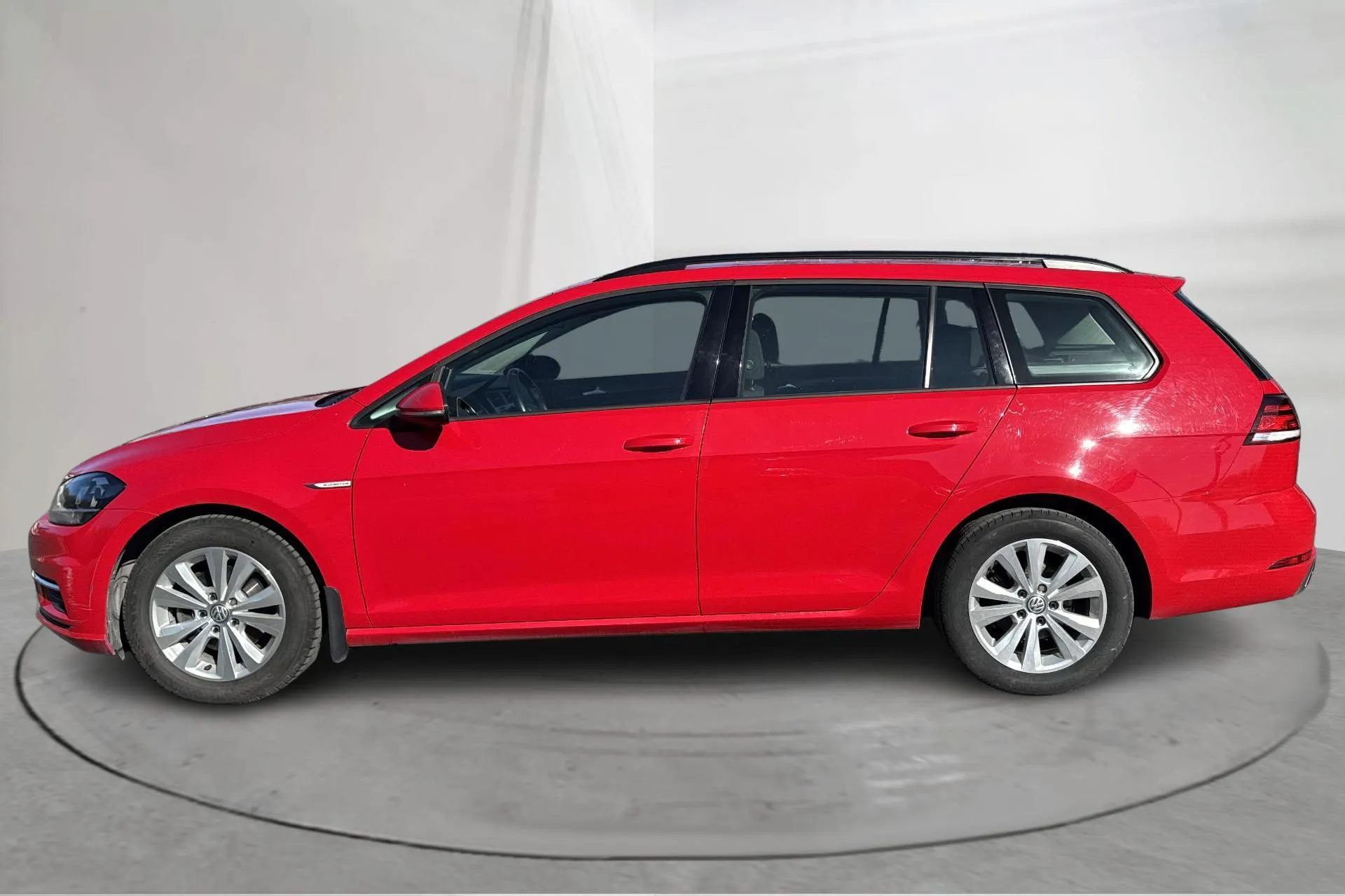 Präsentationsfoto 2 von 14: VW Golf VII 1.5 TGI Sportscombi (130hk) - 76 530 Kilometer - Verkaufsautomat - Rote Farbe - 2020