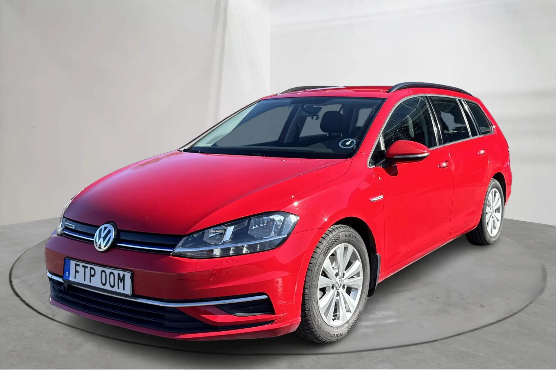 Präsentationsfoto 1 von 14: VW Golf VII 1.5 TGI Sportscombi (130hk) - 76 530 Kilometer - Verkaufsautomat - Rote Farbe - 2020