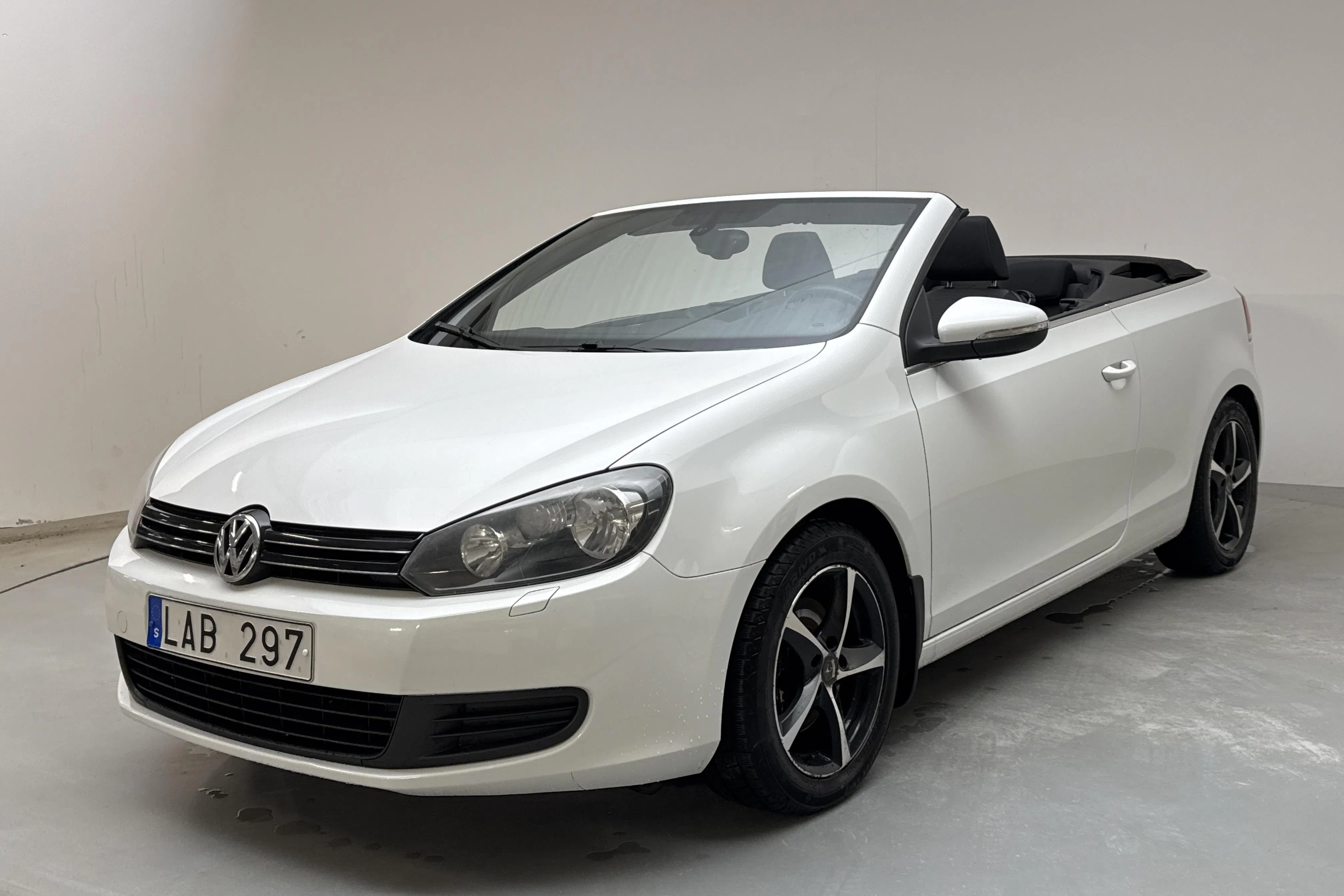 Presentationsfoto 1 av 16: VW Golf VI 1.4 TSI Cabriolet (122hk) - 19 454 mil - Manuell - vit - 2012