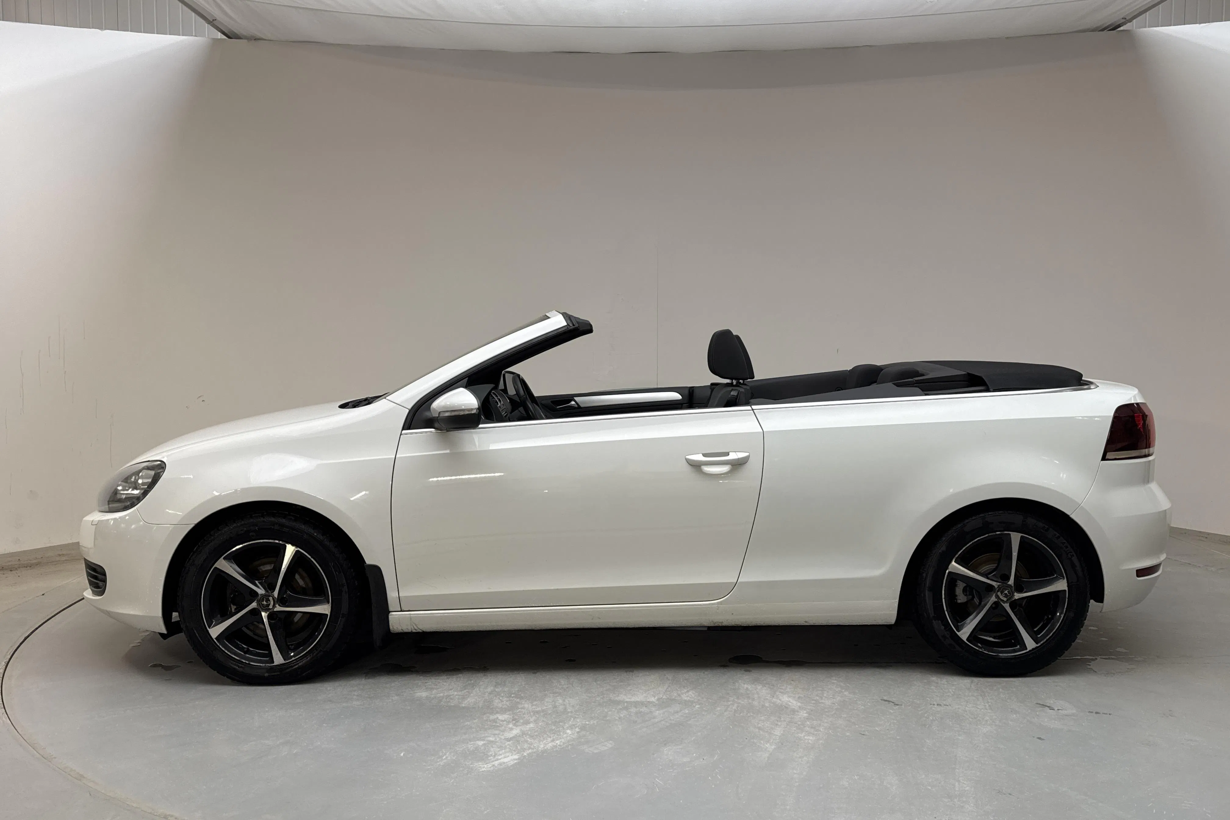 Presentationsfoto 2 av 16: VW Golf VI 1.4 TSI Cabriolet (122hk) - 19 454 mil - Manuell - vit - 2012