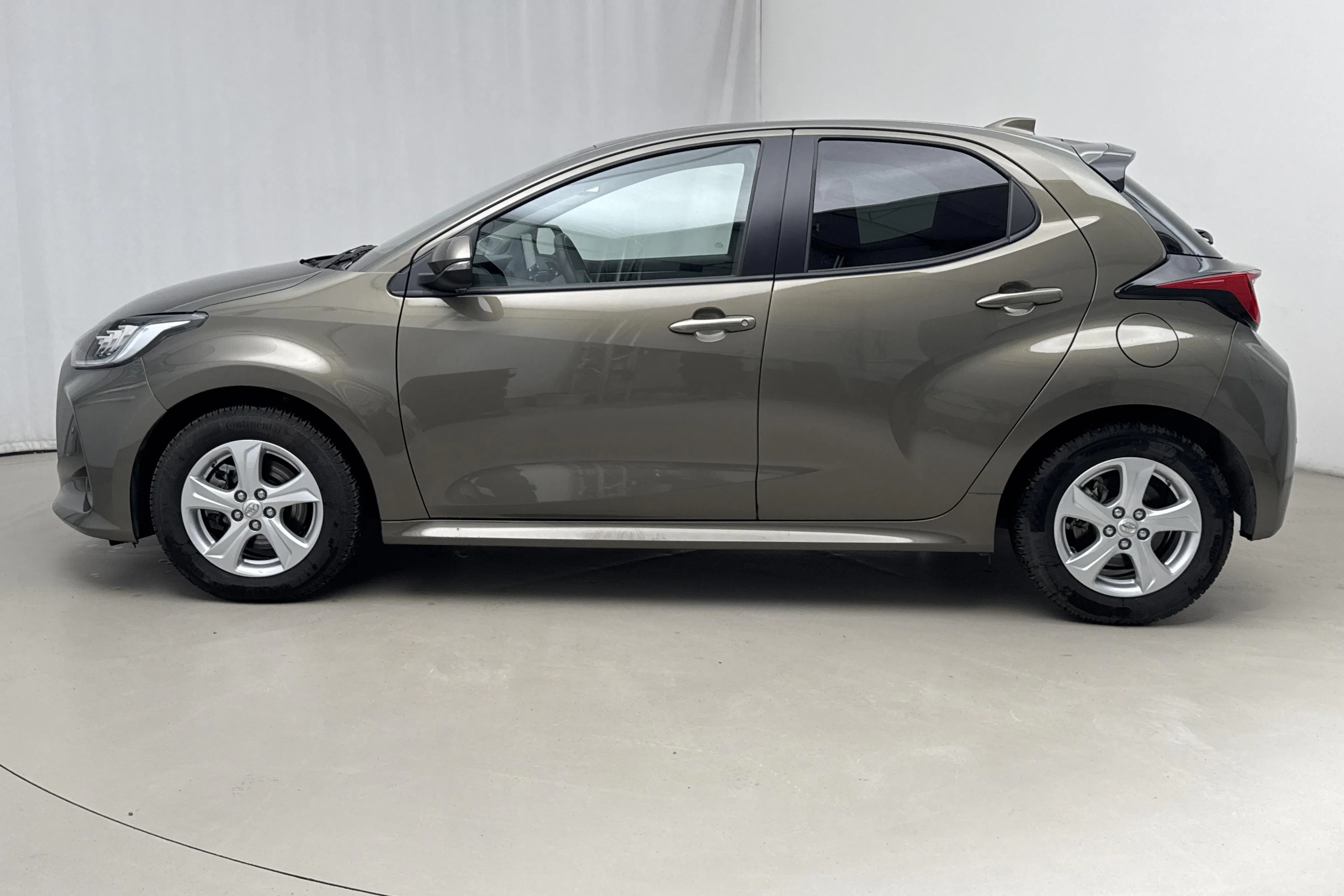 Presentationsfoto 2 av 17: Toyota Yaris 1.5 Hybrid 5dr (116hk) - 1 787 mil - Automat - grön - 2021