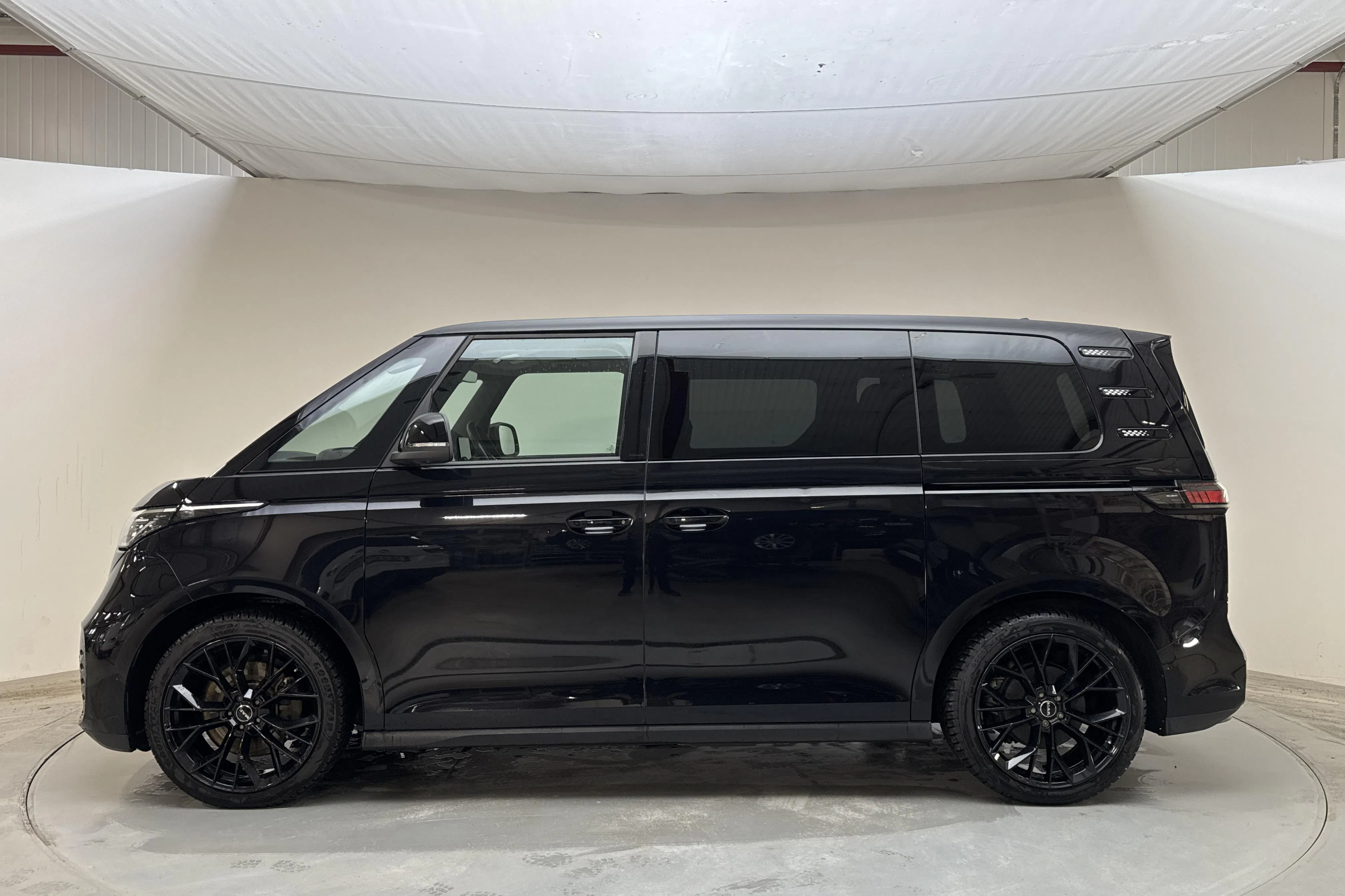 Presentationsfoto 2 av 16: VW ID. Buzz (204hk) - 5 882 mil - Automat - svart - 2023