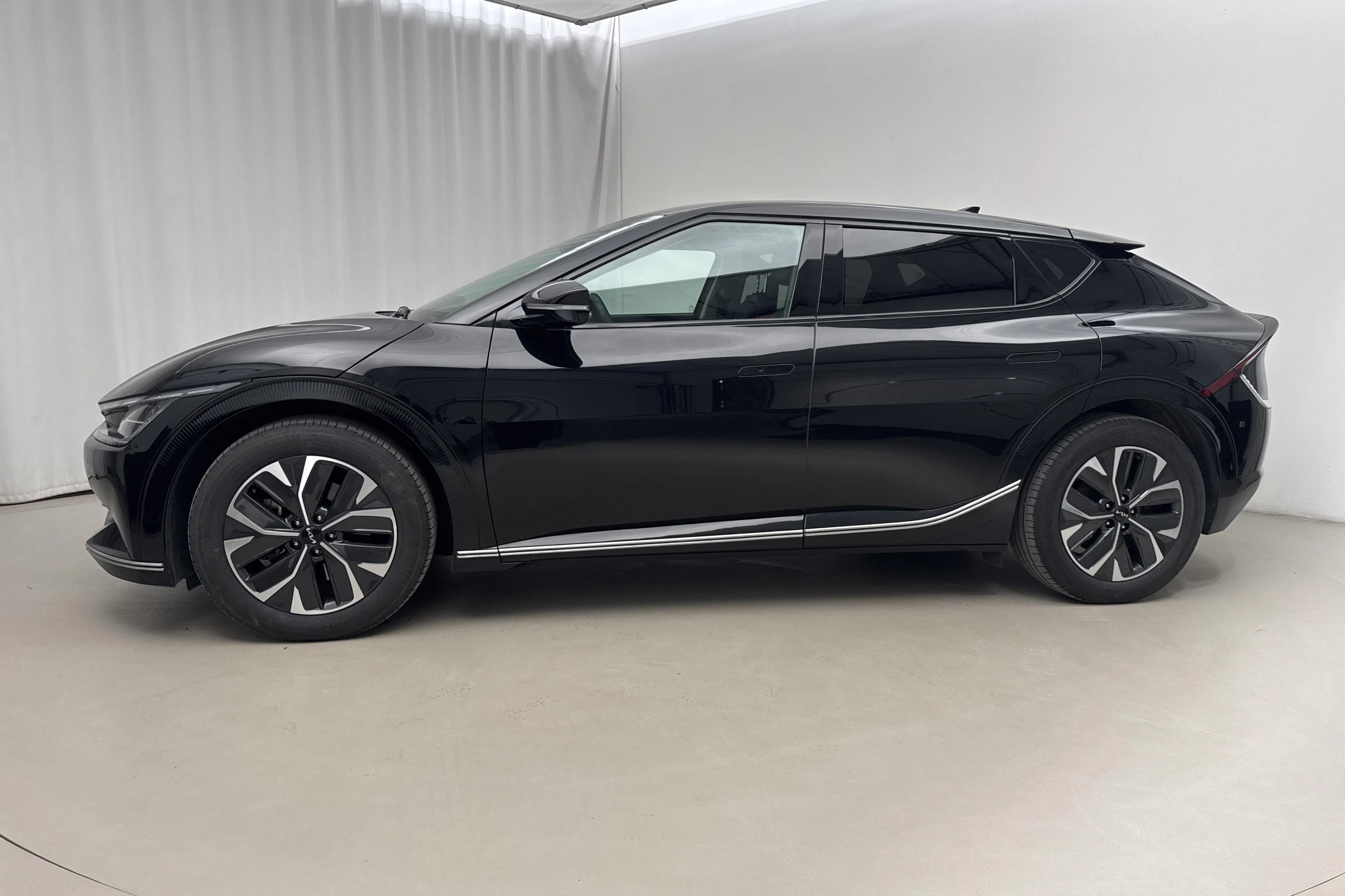 Presentationsfoto 2 av 22: KIA EV6 AWD (325hk) - 4 239 mil - Automat - svart - 2024