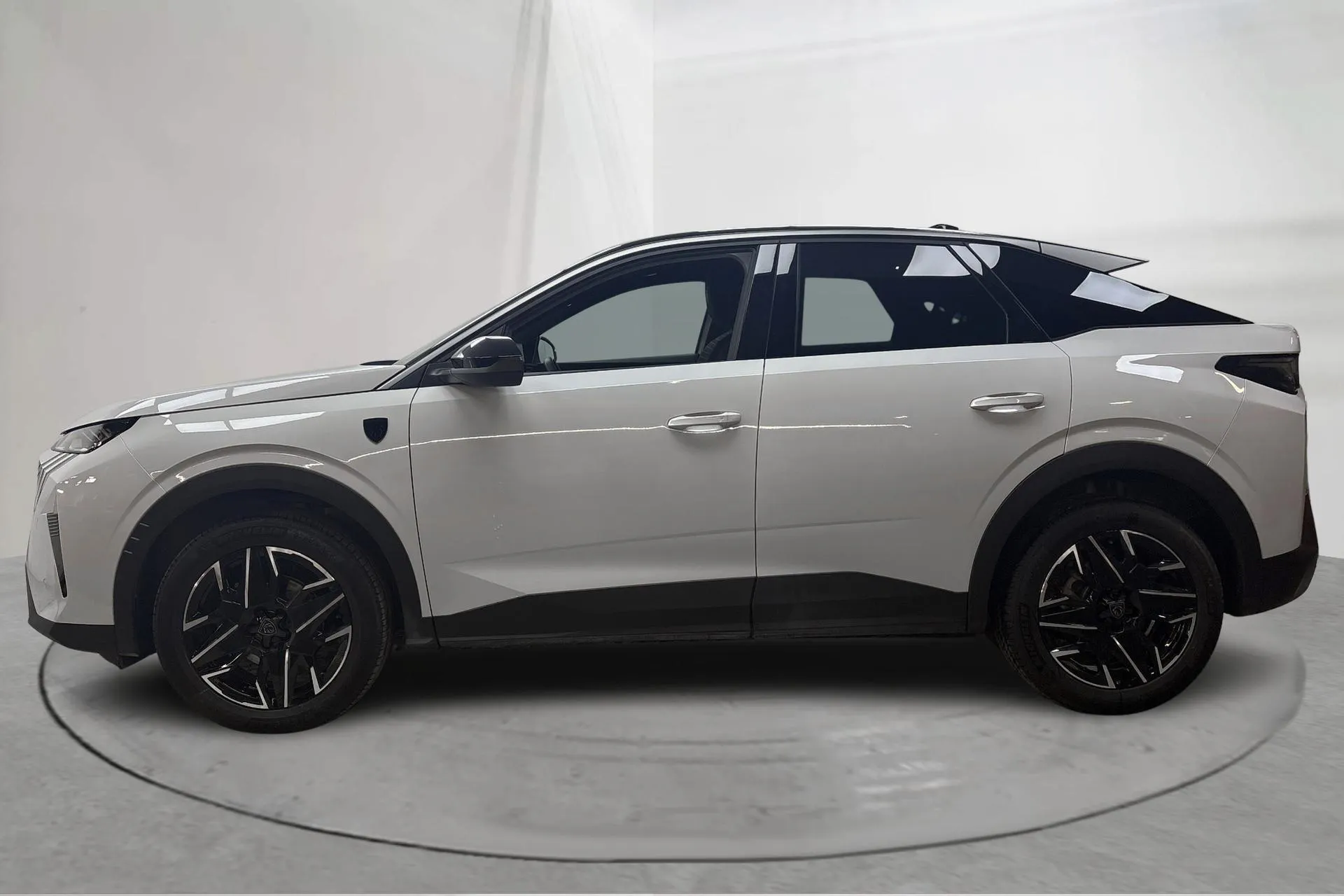 Presentation photo 2 of 16: Peugeot 3008 1.2 Hybrid (145hk) - 8 950 km - Automatic - white - 2025