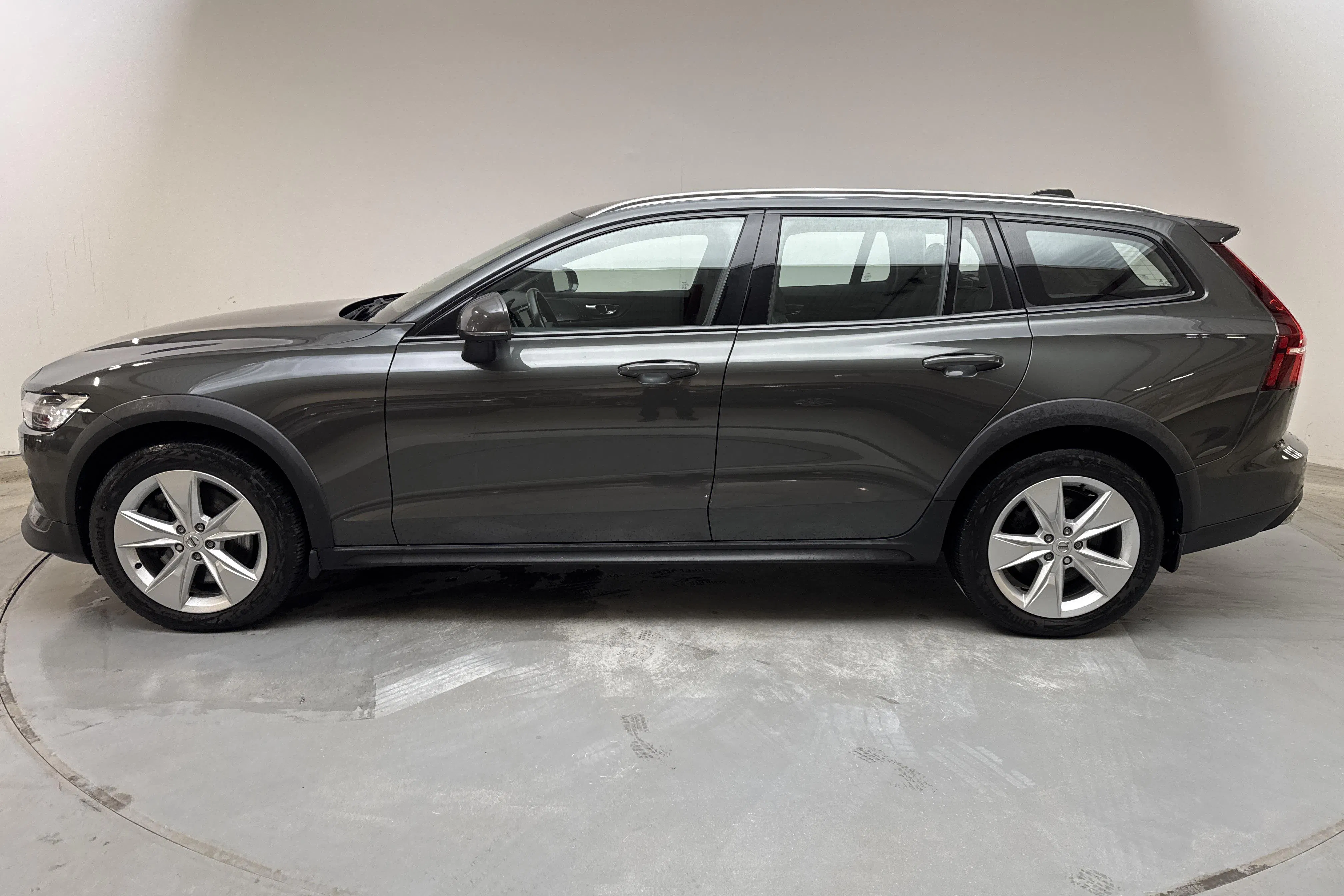 Presentation photo 2 of 17: Volvo V60 B4 Cross Country AWD Mildhybrid, Diesel (197hk) - 171 050 km - Automatic - Dark Grey - 2022