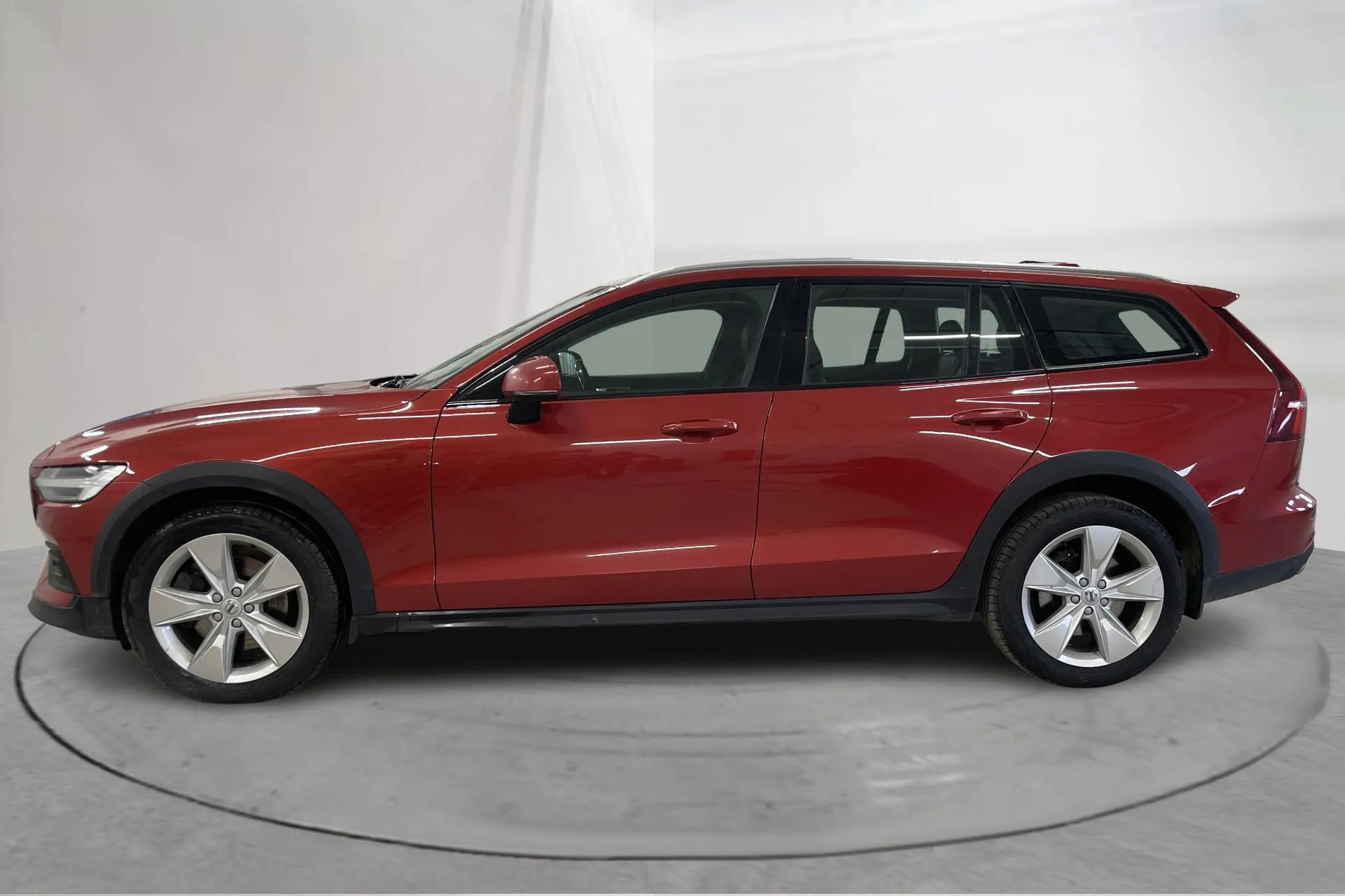 Presentationsfoto 2 av 17: Volvo V60 B4 Cross Country AWD Mildhybrid, Diesel (197hk) - 26 604 mil - Automat - röd - 2021