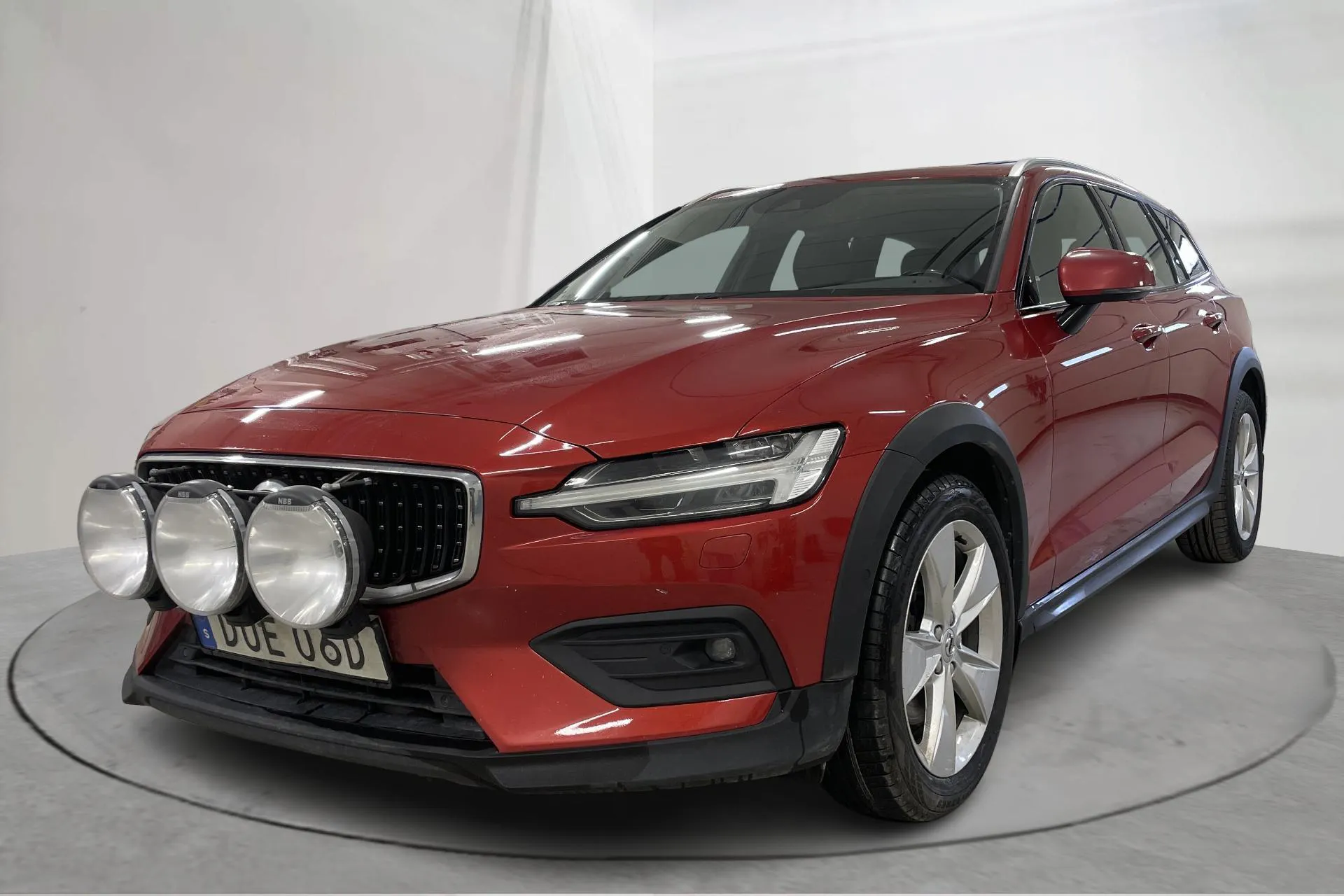 Presentationsfoto 1 av 17: Volvo V60 B4 Cross Country AWD Mildhybrid, Diesel (197hk) - 26 604 mil - Automat - röd - 2021
