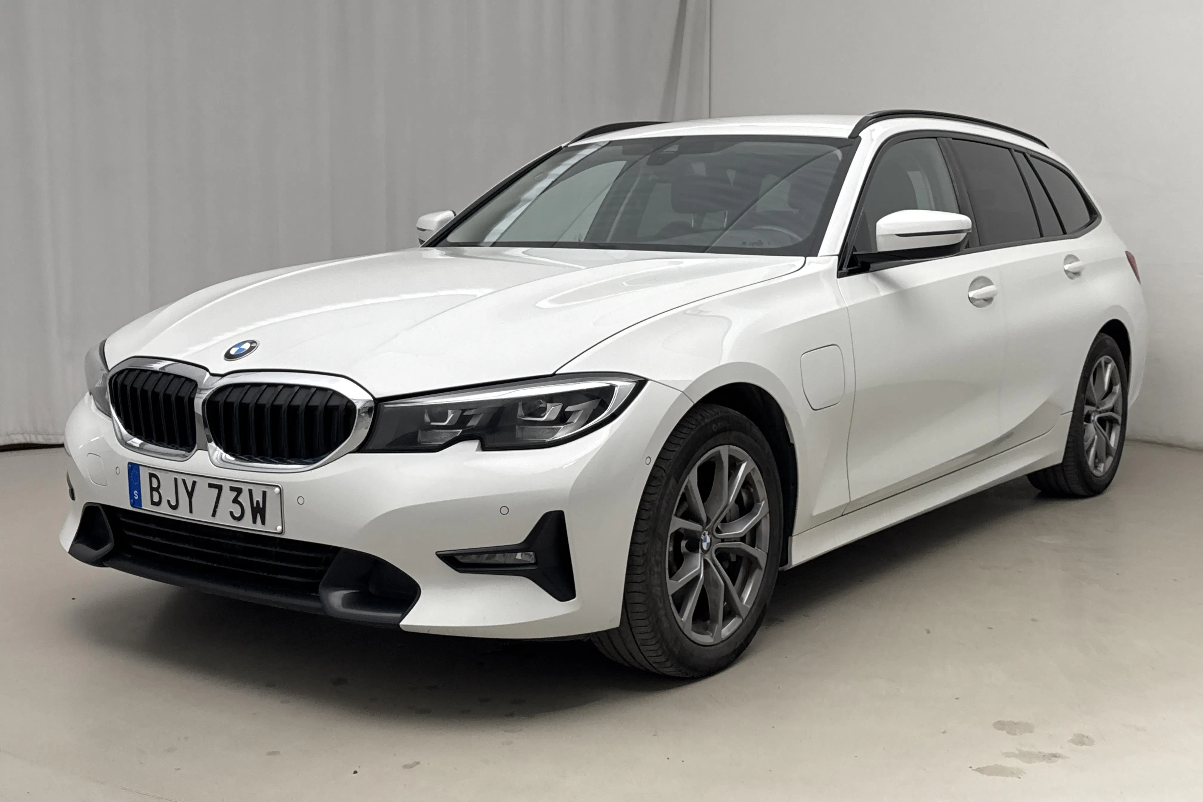 Presentationsfoto 1 av 20: BMW 330e xDrive Touring, G21 (292hk) - 17 567 mil - Automat - vit - 2021