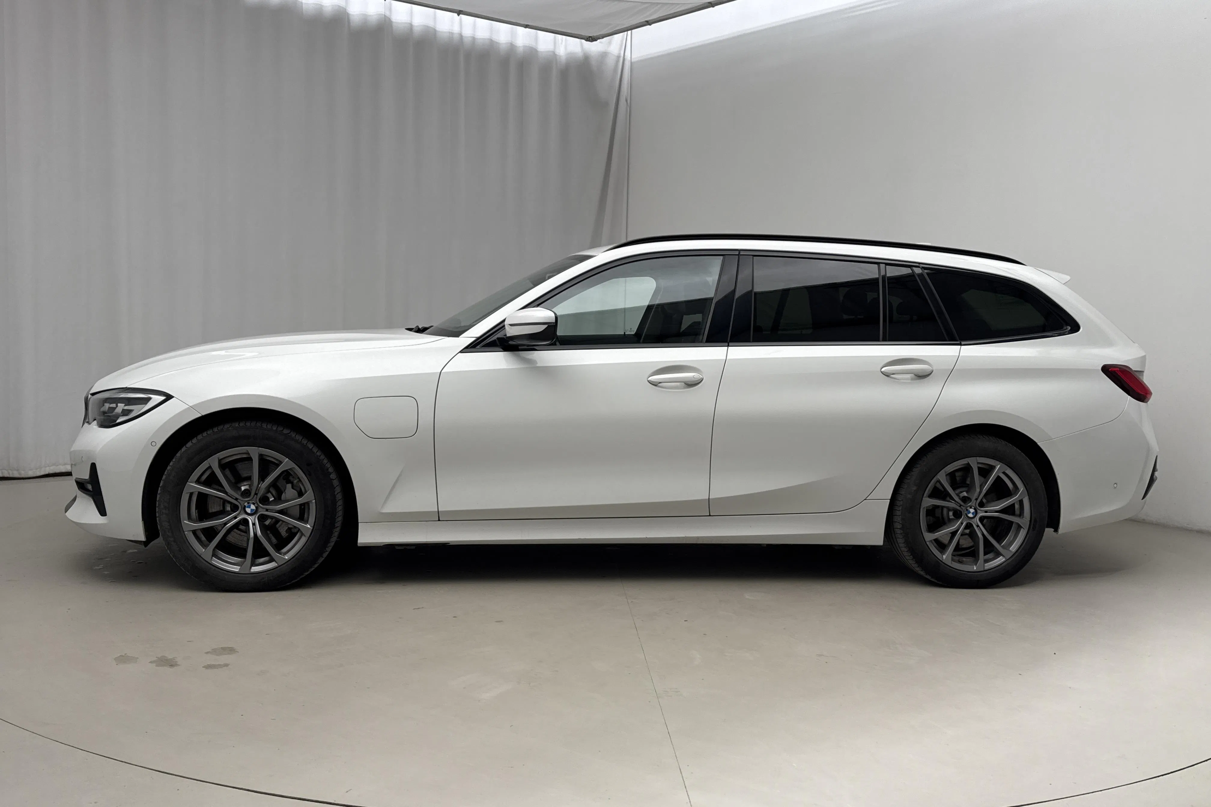 Presentationsfoto 2 av 20: BMW 330e xDrive Touring, G21 (292hk) - 17 567 mil - Automat - vit - 2021
