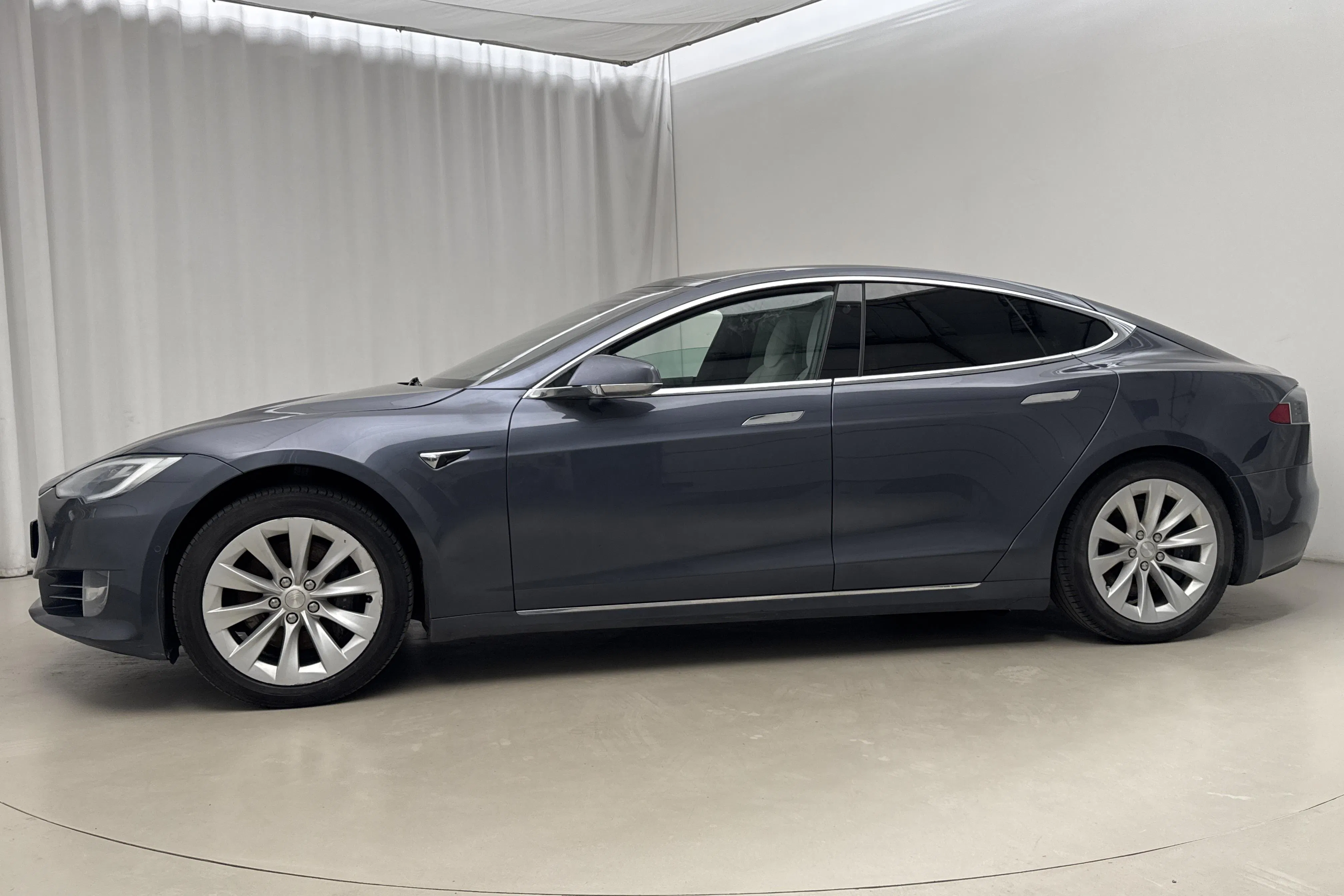 Presentationsfoto 2 av 16: Tesla Model S Dual Motor Long Range AWD - 23 233 mil - Automat - grå - 2020
