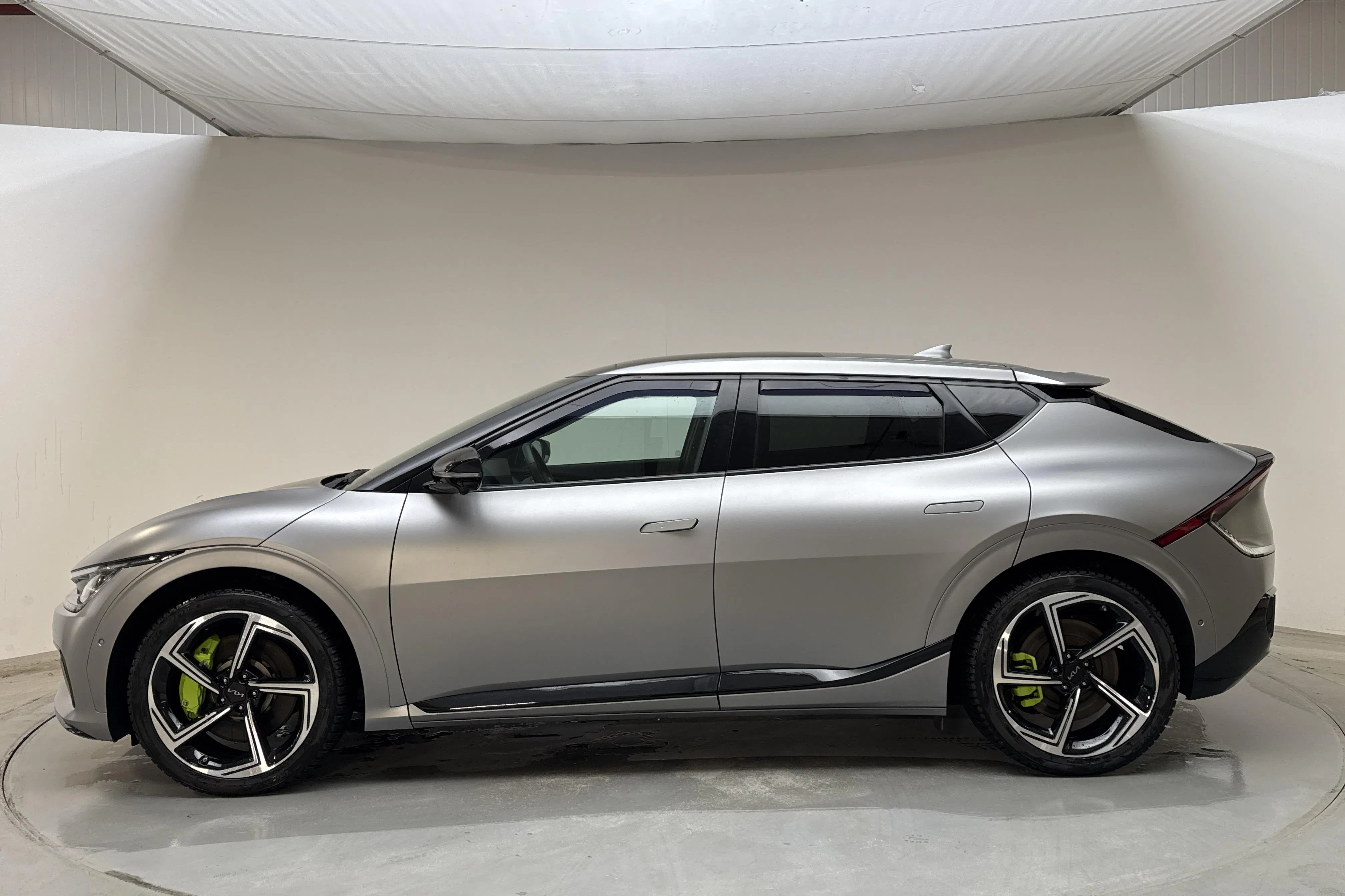 Presentationsfoto 2 av 17: KIA EV6 GT AWD (585hk) - 3 211 mil - Automat - grå - 2023