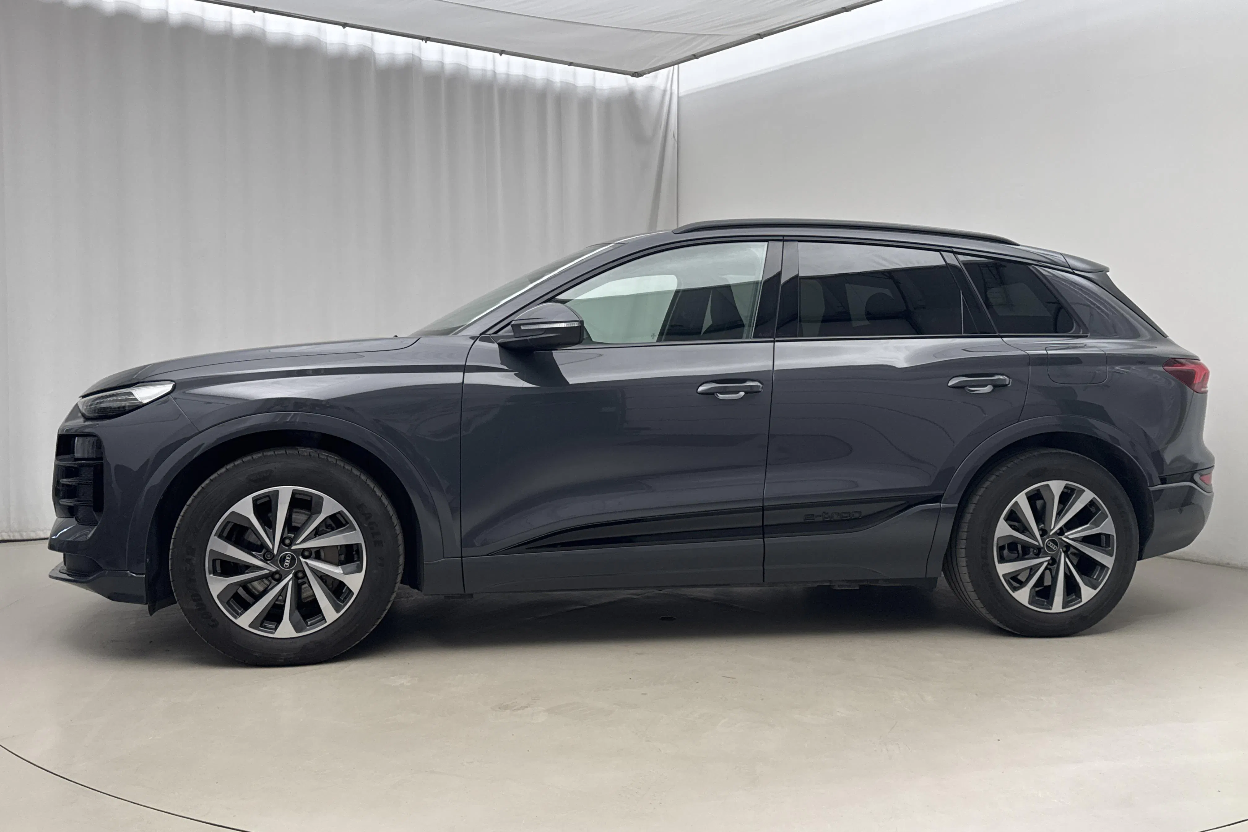 Presentationsfoto 2 av 26: Audi Q6 e-tron quattro 100kWh (388hk) - 4 876 mil - Automat - grå - 2025