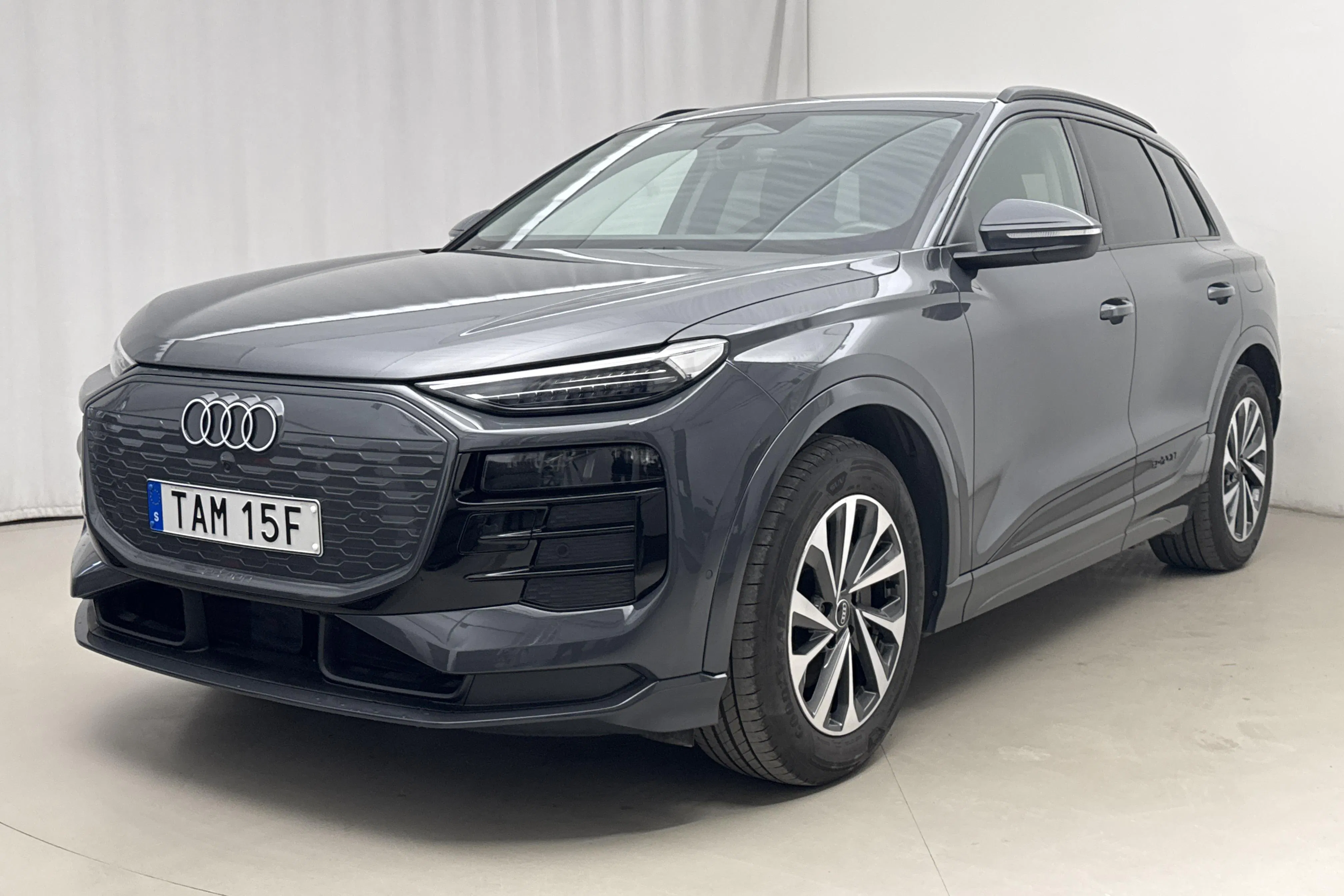 Presentationsfoto 1 av 26: Audi Q6 e-tron quattro 100kWh (388hk) - 4 876 mil - Automat - grå - 2025