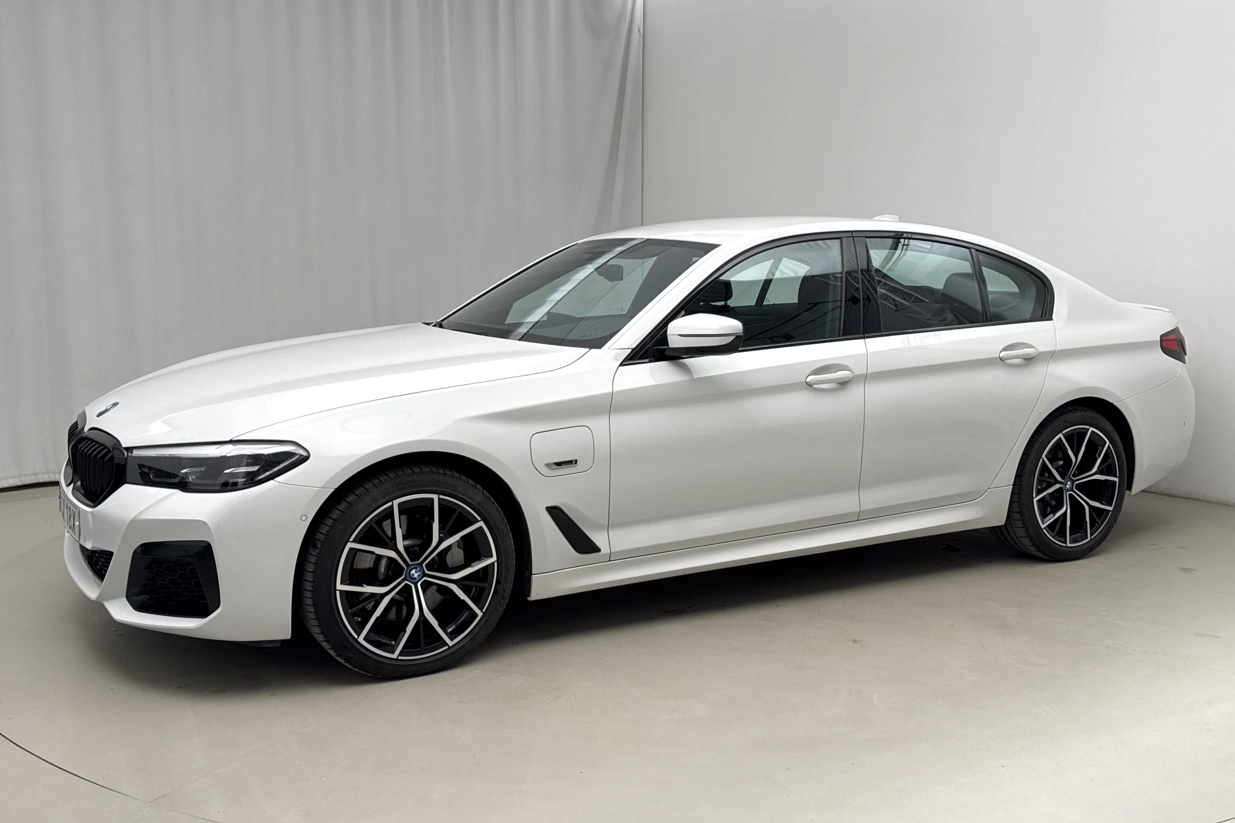 Presentationsfoto 2 av 22: BMW 530e xDrive Sedan, G30 12kWh LCI (292hk) - 2 253 mil - Automat - vit - 2023