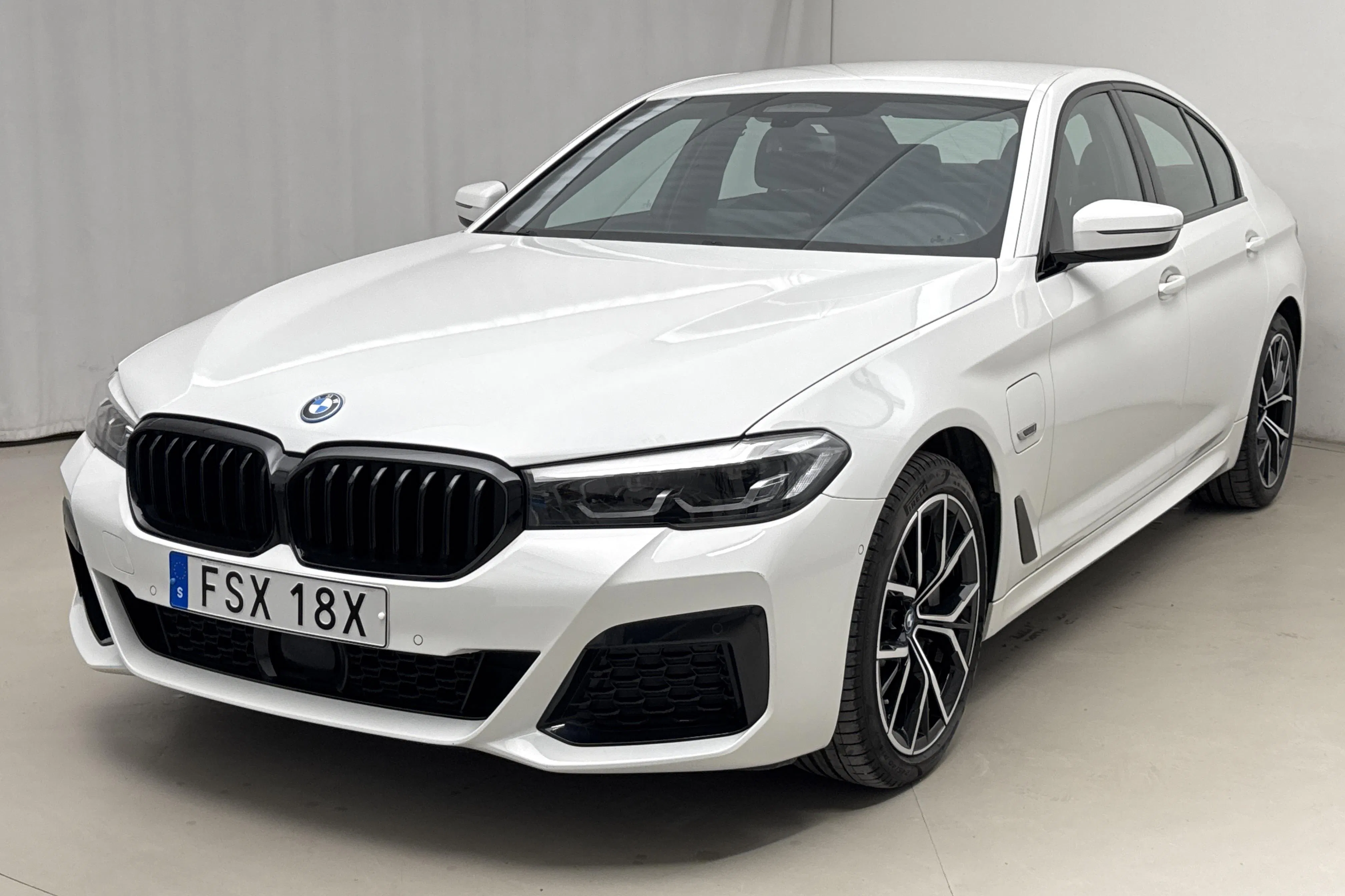 Presentationsfoto 1 av 22: BMW 530e xDrive Sedan, G30 12kWh LCI (292hk) - 2 253 mil - Automat - vit - 2023