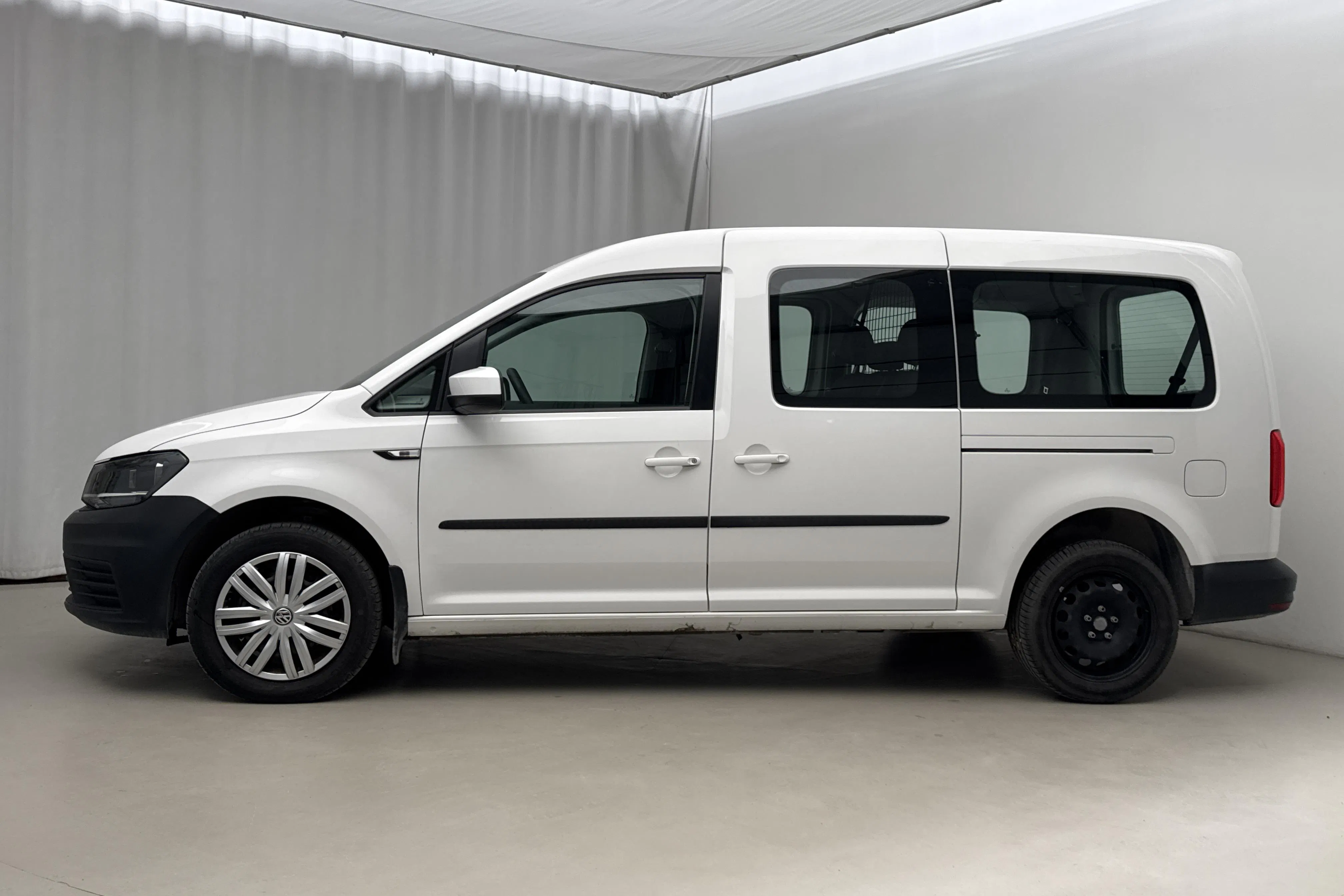 Presentationsfoto 2 av 16: VW Caddy Maxi Life 2.0 TDI (102hk) - 10 641 mil - Automat - vit - 2020
