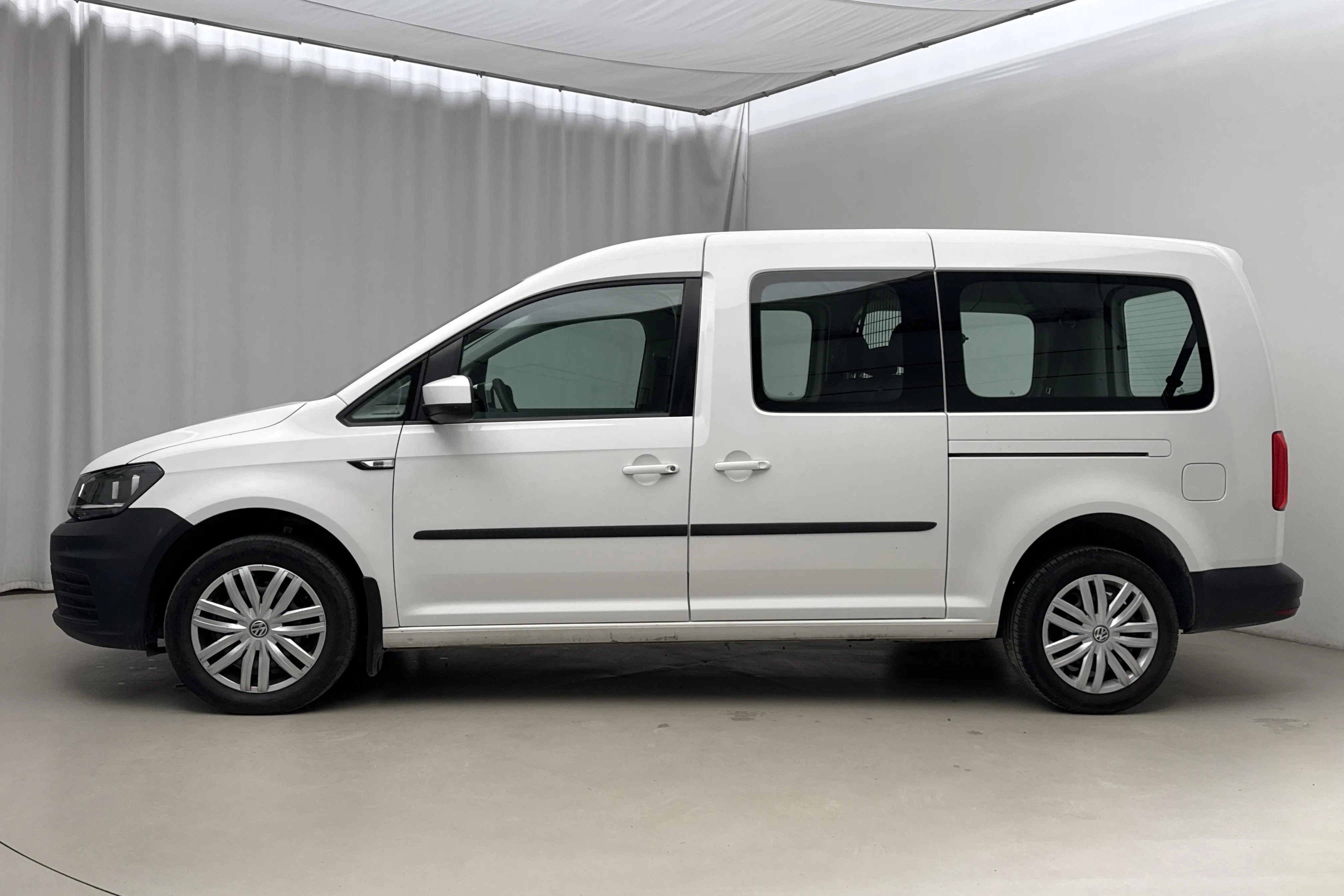 Presentationsfoto 2 av 16: VW Caddy Maxi Life 2.0 TDI (102hk) - 10 861 mil - Automat - vit - 2020