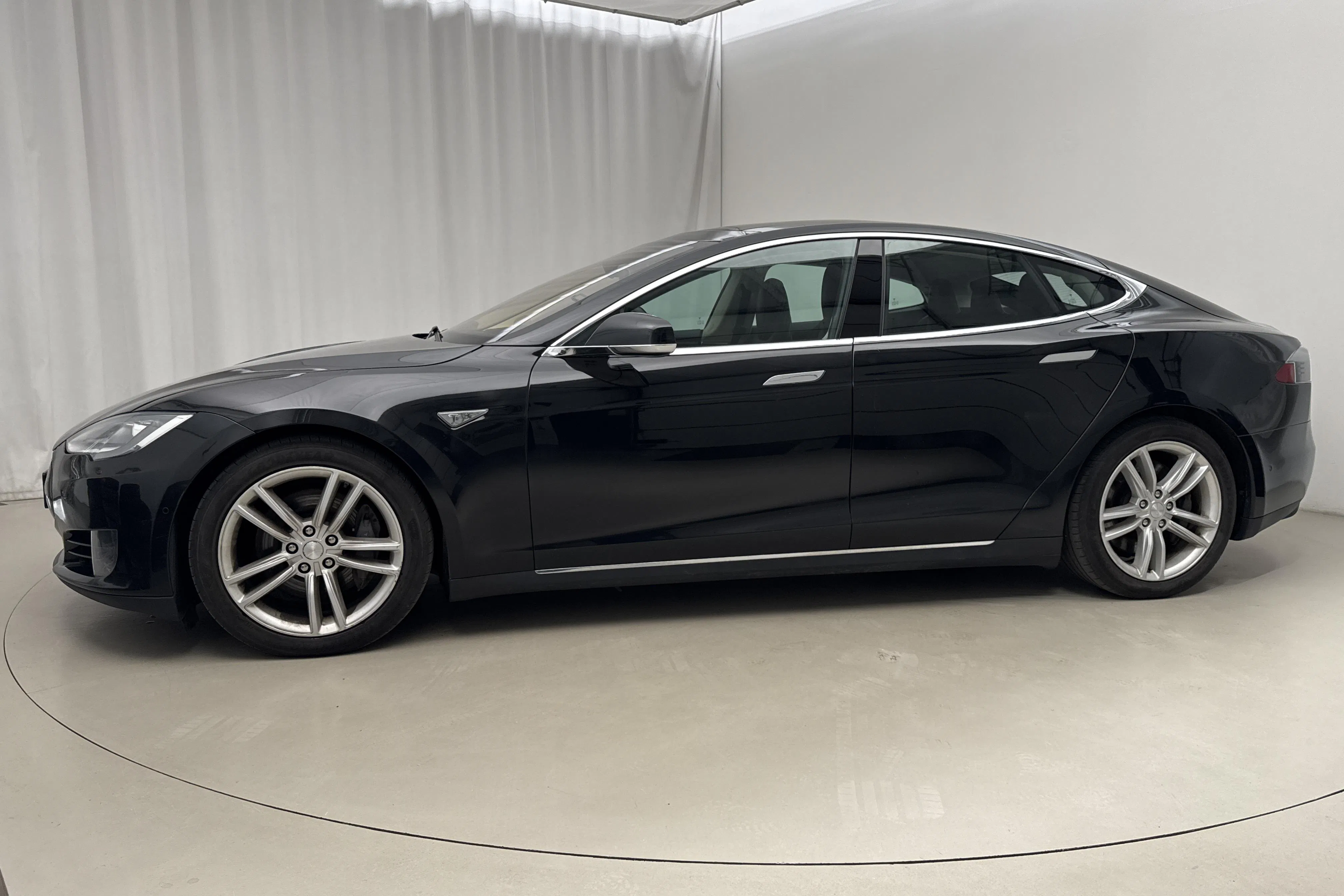 Presentation photo 2 of 23: Tesla Model S 70D - 213 820 km - Automatic - black - 2015
