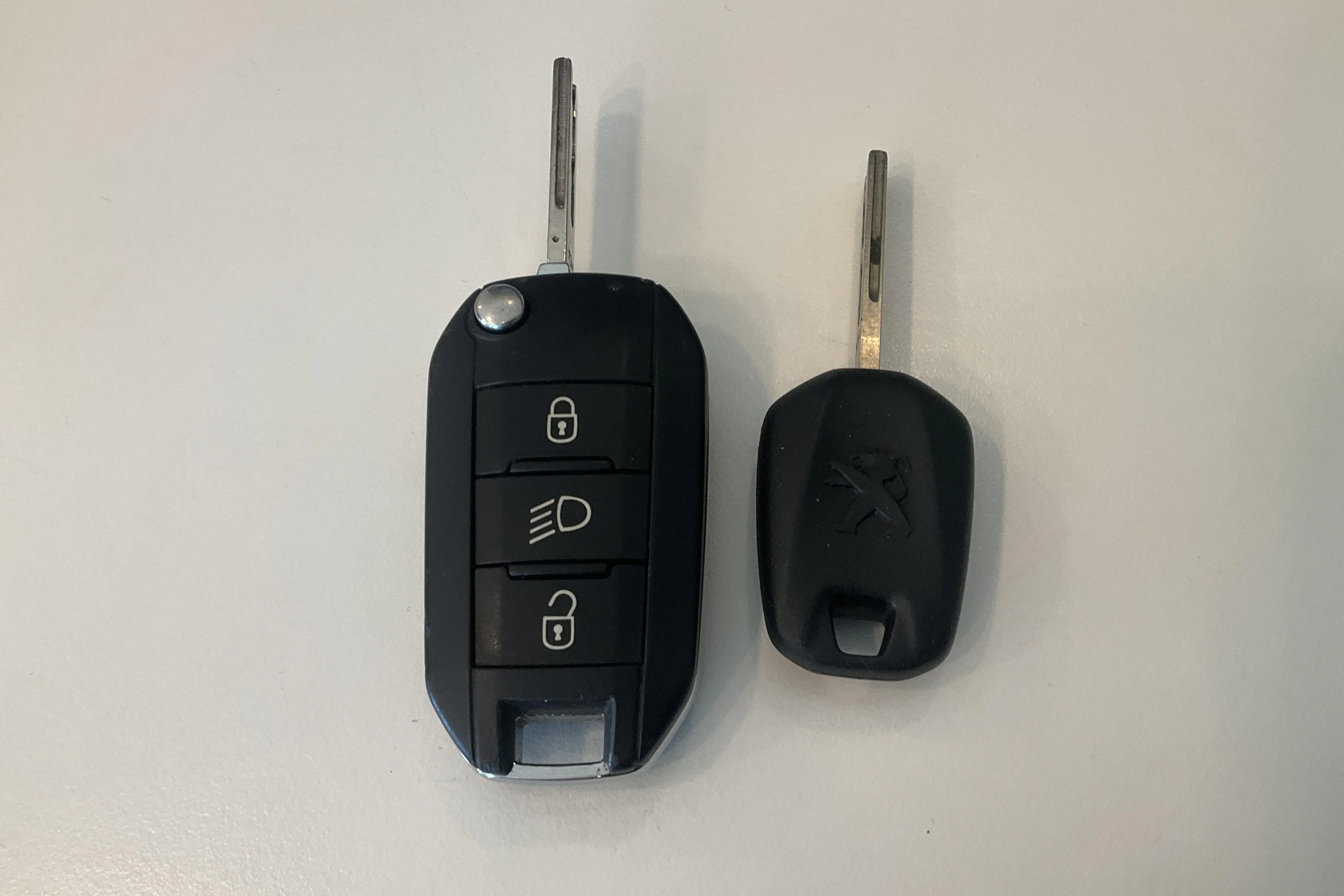 Presentationsfoto 20 av 20: Peugeot 308 SW PureTech (130hk) - 12 692 mil - Automat - Light Red - 2016