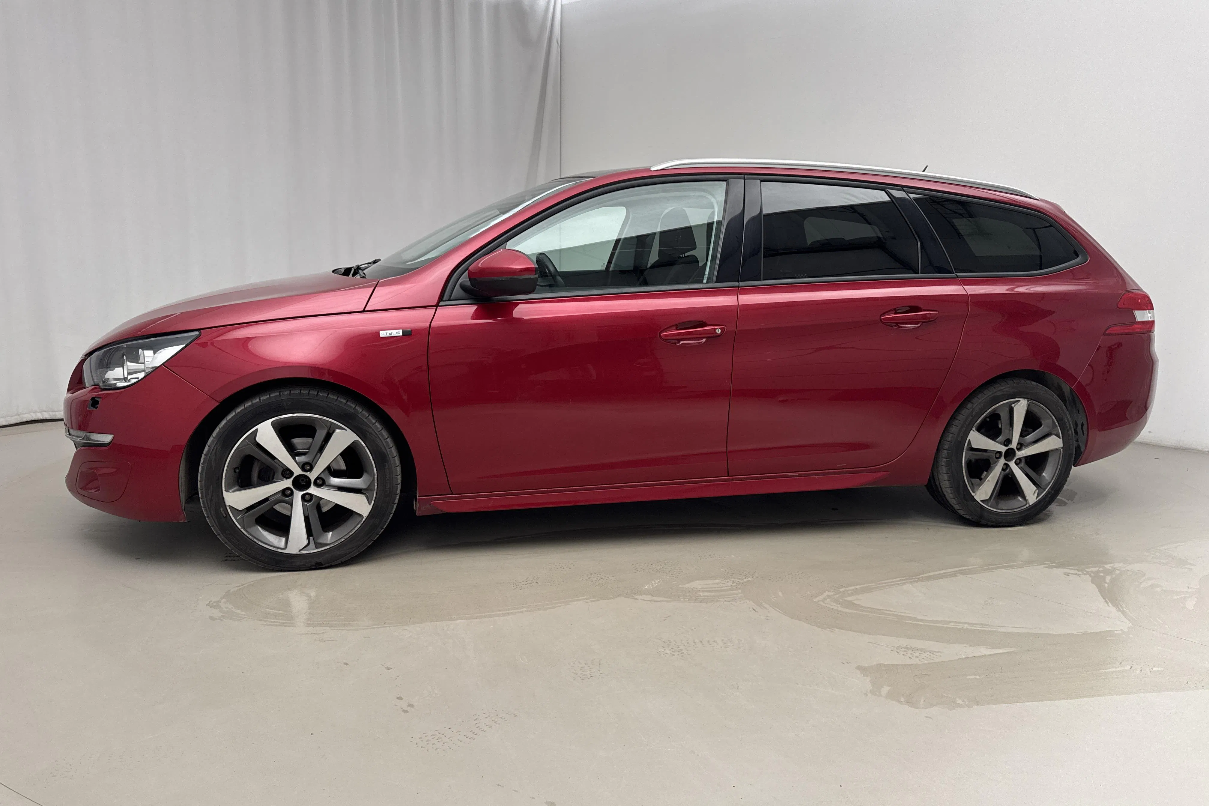 Presentationsfoto 2 av 20: Peugeot 308 SW PureTech (130hk) - 12 692 mil - Automat - Light Red - 2016