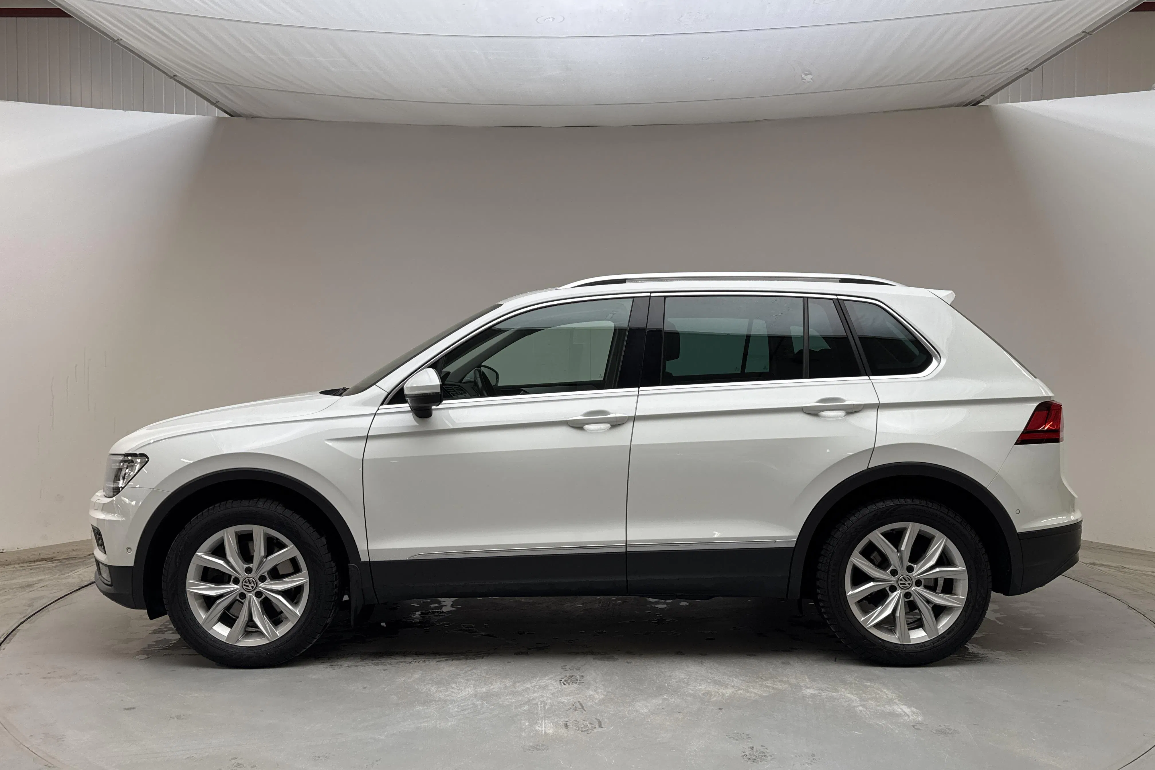 Presentation photo 2 of 15: VW Tiguan 2.0 TSI 4MOTION (190hk) - 125 920 km - Automatic - white - 2020