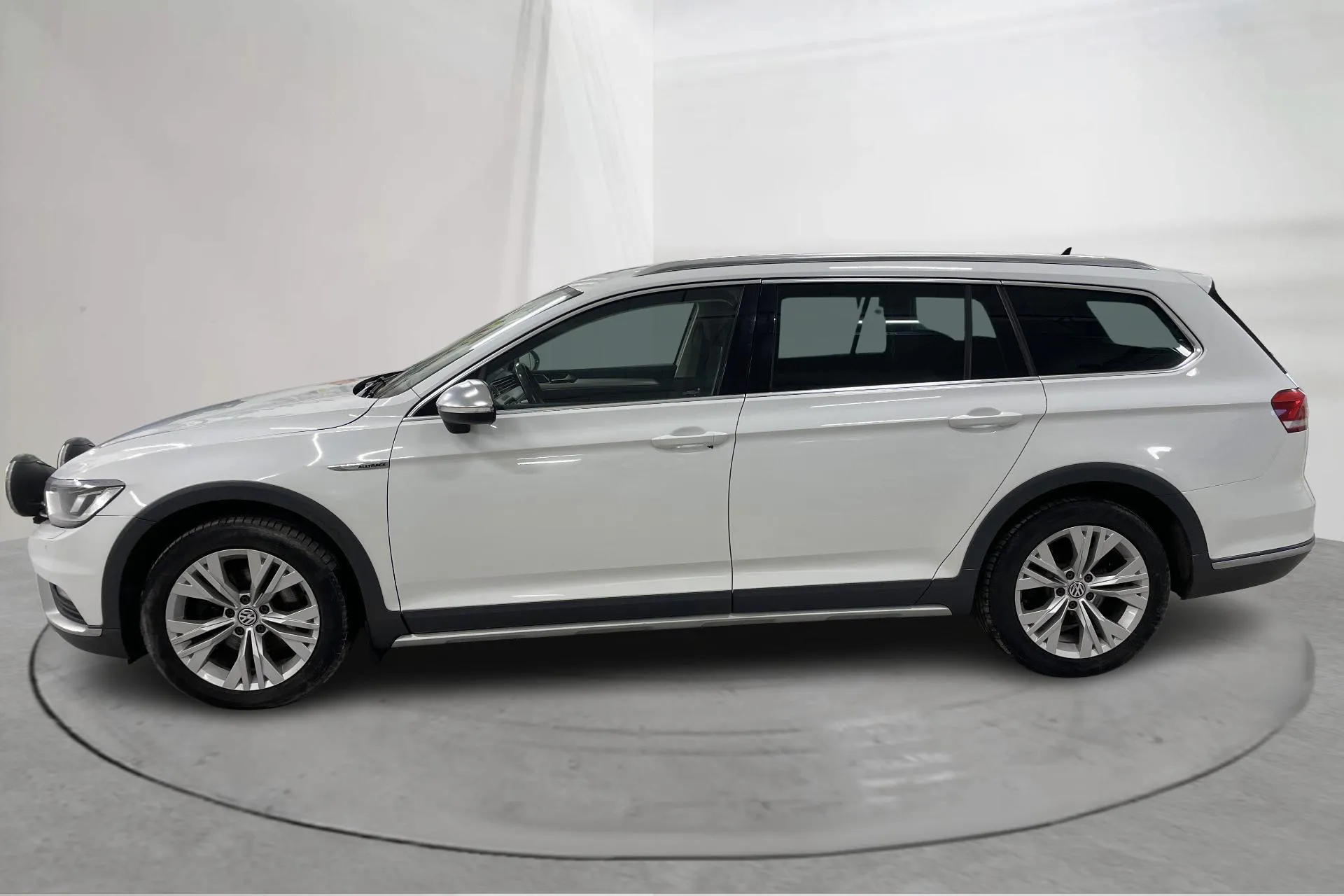 Presentationsfoto 2 av 15: VW Passat Alltrack 2.0 TDI 4MOTION (190hk) - 30 036 mil - Automat - vit - 2017