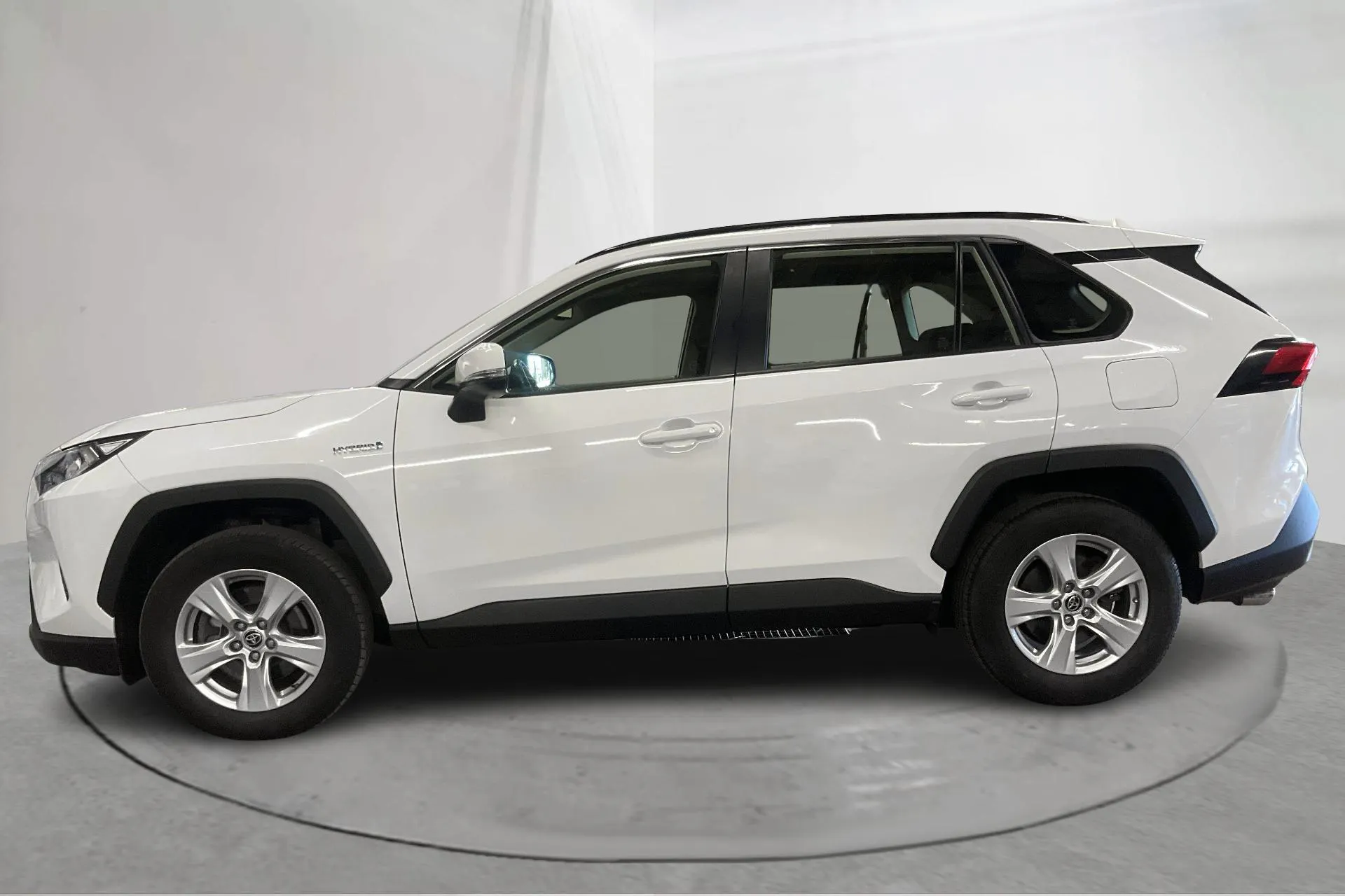 Presentationsfoto 2 av 16: Toyota RAV4 2.5 HSD AWD (222hk) - 6 143 mil - Automat - vit - 2021