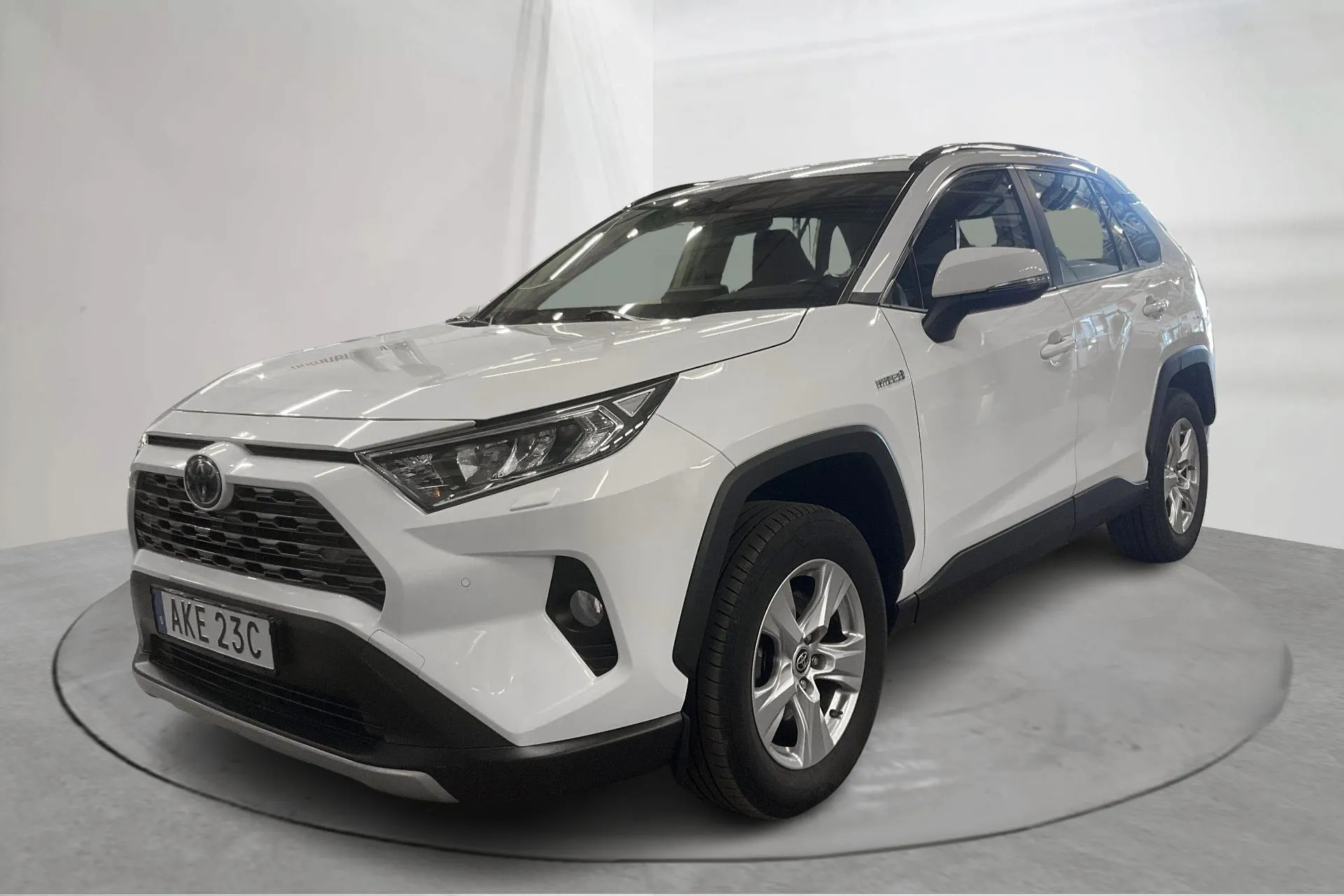 Presentationsfoto 1 av 16: Toyota RAV4 2.5 HSD AWD (222hk) - 6 143 mil - Automat - vit - 2021