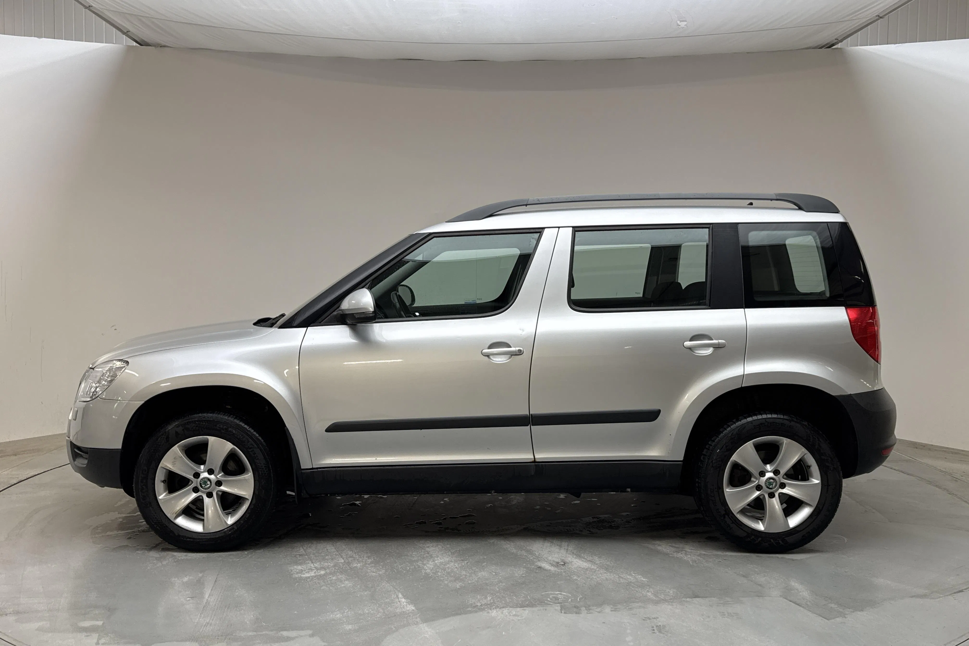 Presentation photo 2 of 12: Skoda Yeti 2.0 TDI CR 4X4 (110hk) - 152 560 km - Manual - silver - 2013