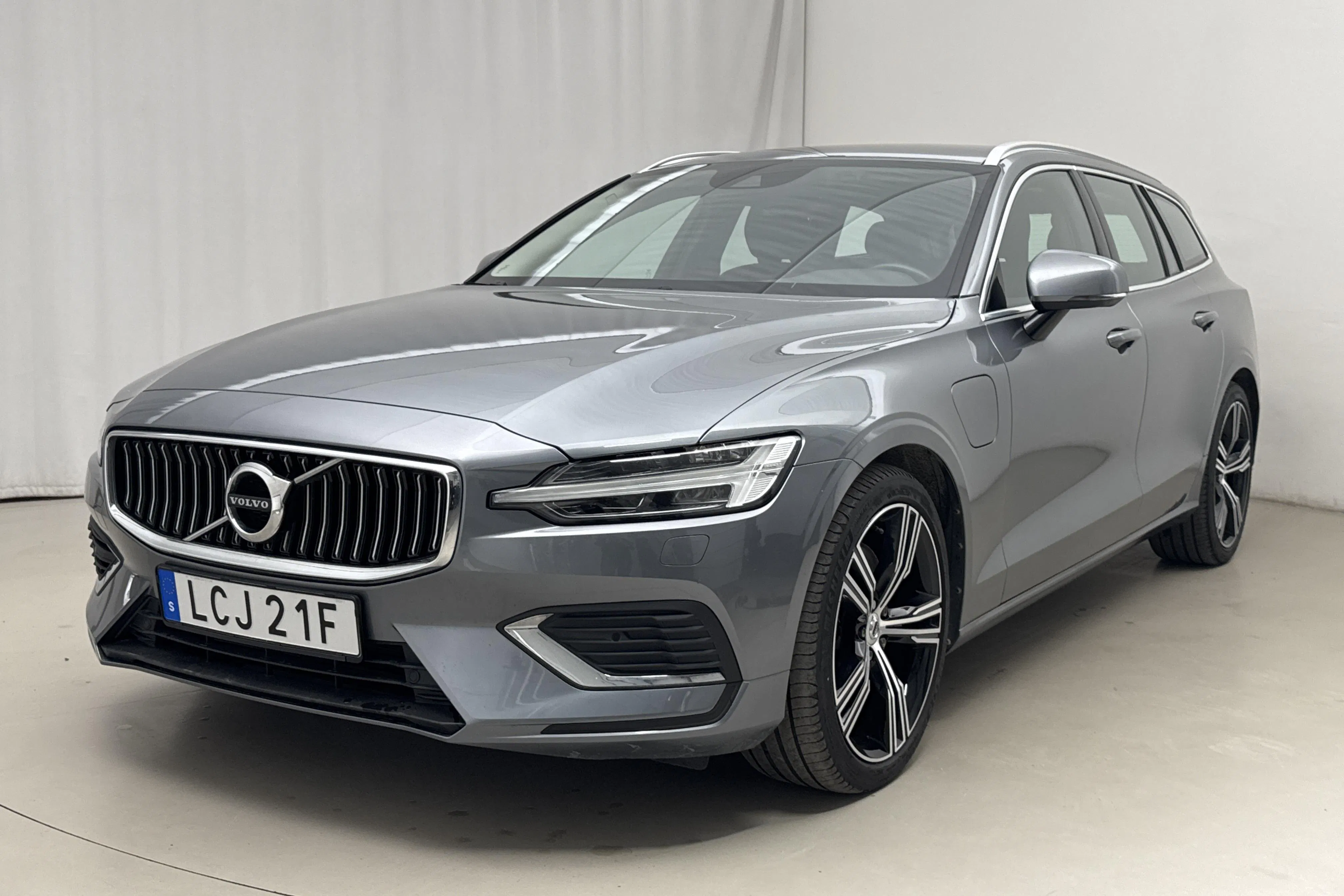 Presentationsfoto 1 av 24: Volvo V60 T8 AWD Recharge (390hk) - 4 404 mil - Automat - grå - 2021