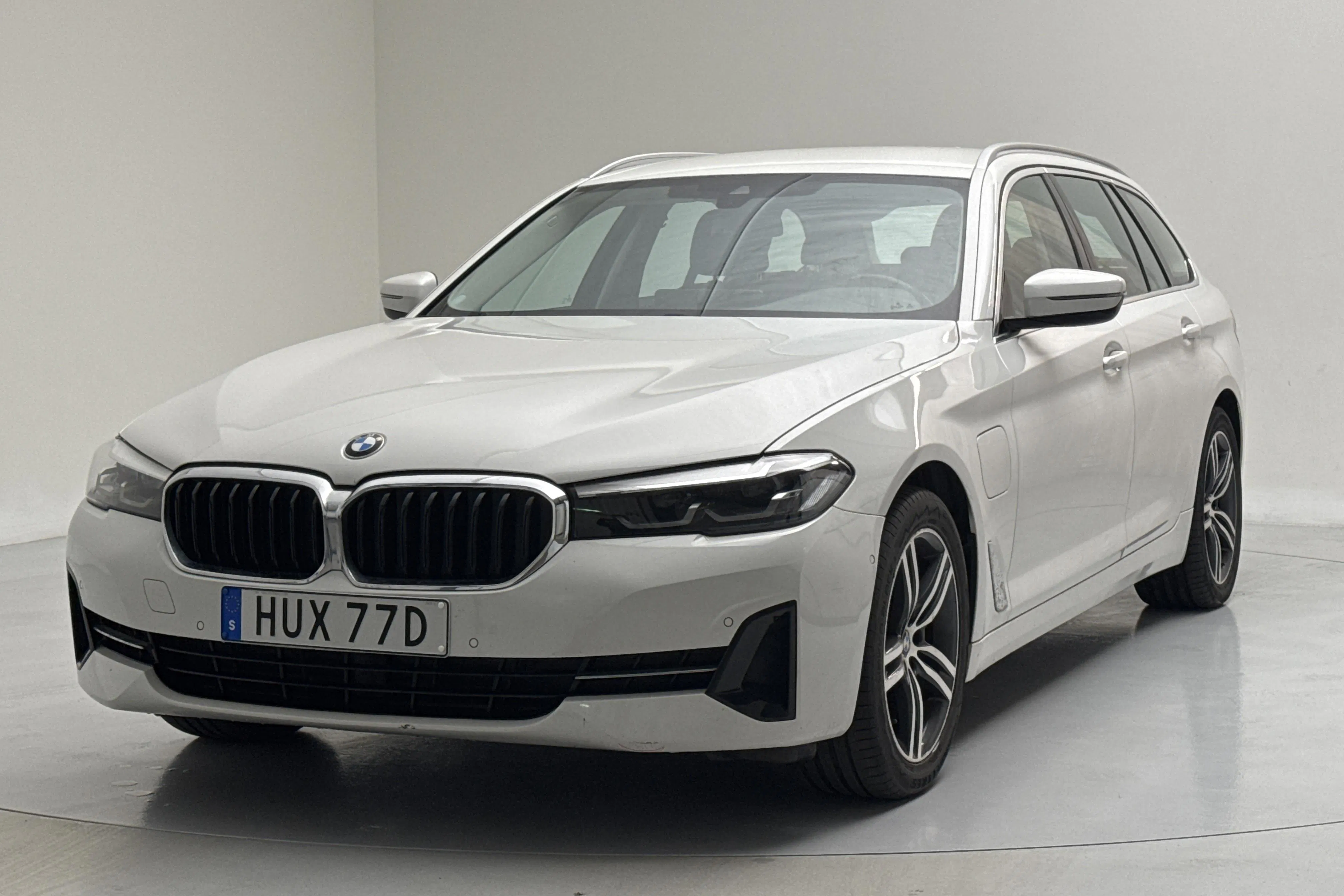Presentationsfoto 1 av 17: BMW 530e Touring, G31 12kWh LCI (292hk) - 6 971 mil - Automat - vit - 2021
