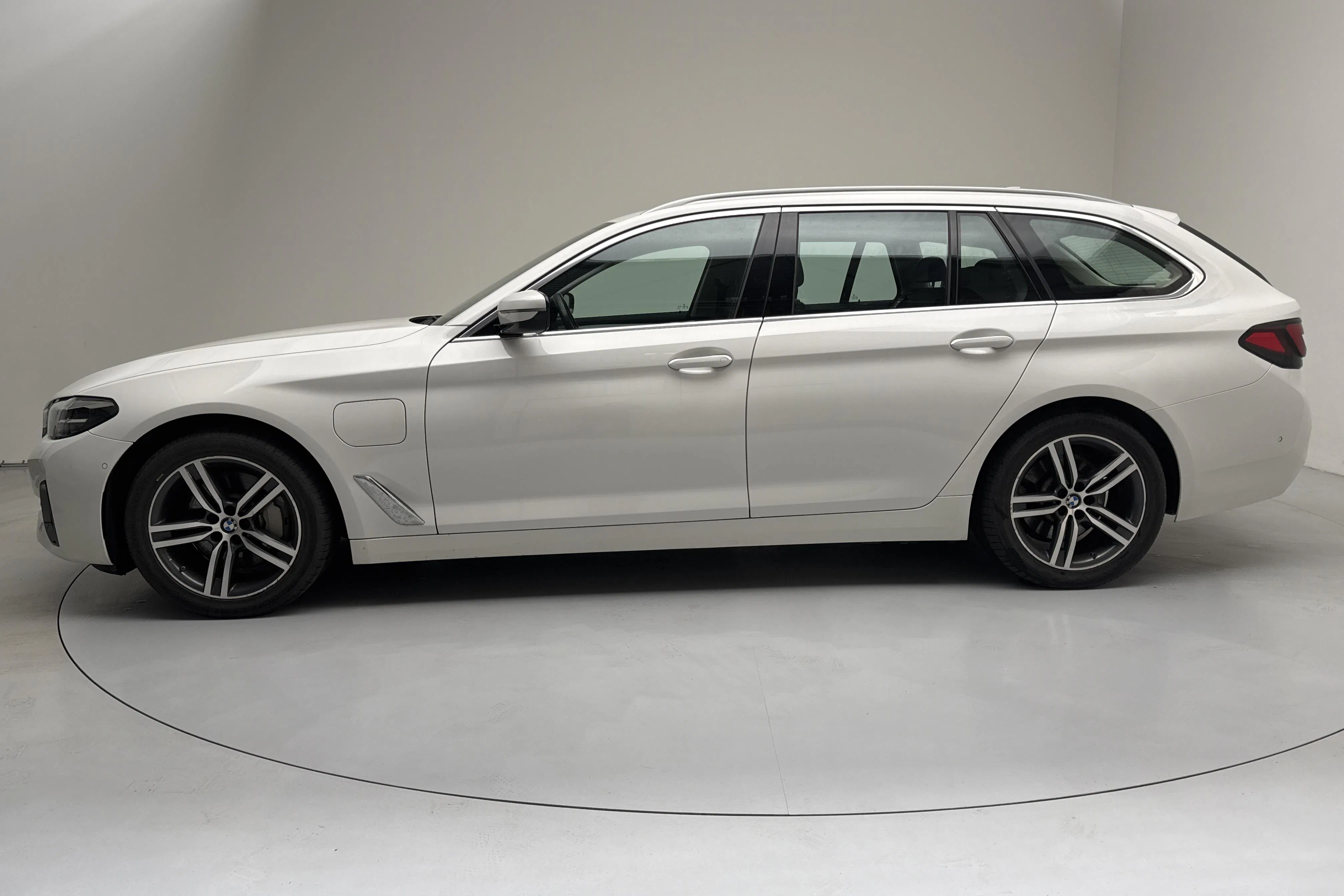Presentationsfoto 2 av 17: BMW 530e Touring, G31 12kWh LCI (292hk) - 6 971 mil - Automat - vit - 2021