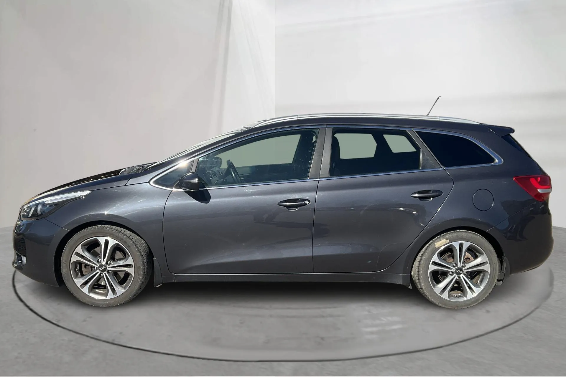 Presentation photo 2 of 17: KIA Cee'd 1.6 CRDi SW (136hk) - 106 980 km - Manual - gray - 2016