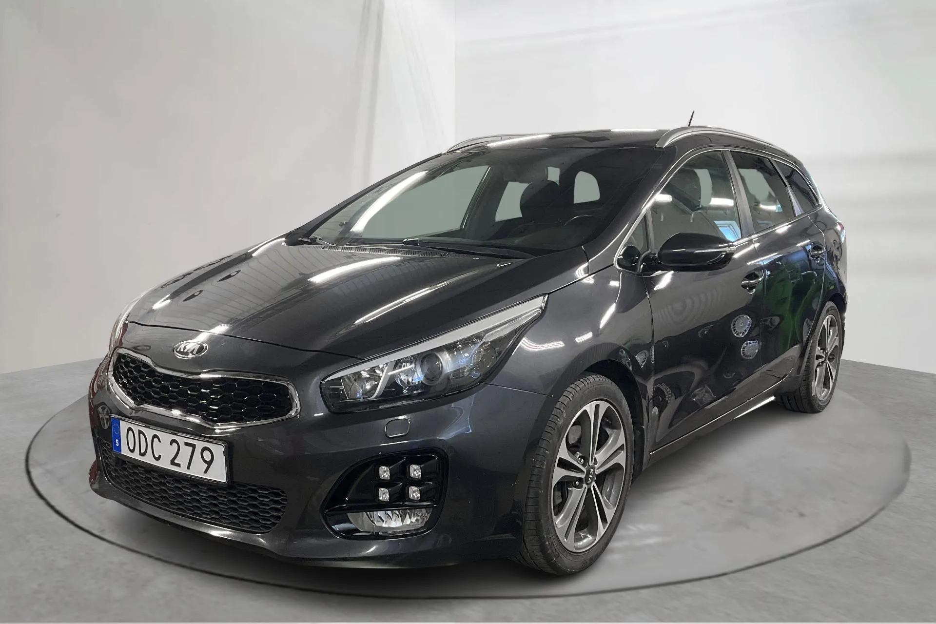 Presentation photo 1 of 17: KIA Cee'd 1.6 CRDi SW (136hk) - 106 980 km - Manual - gray - 2016