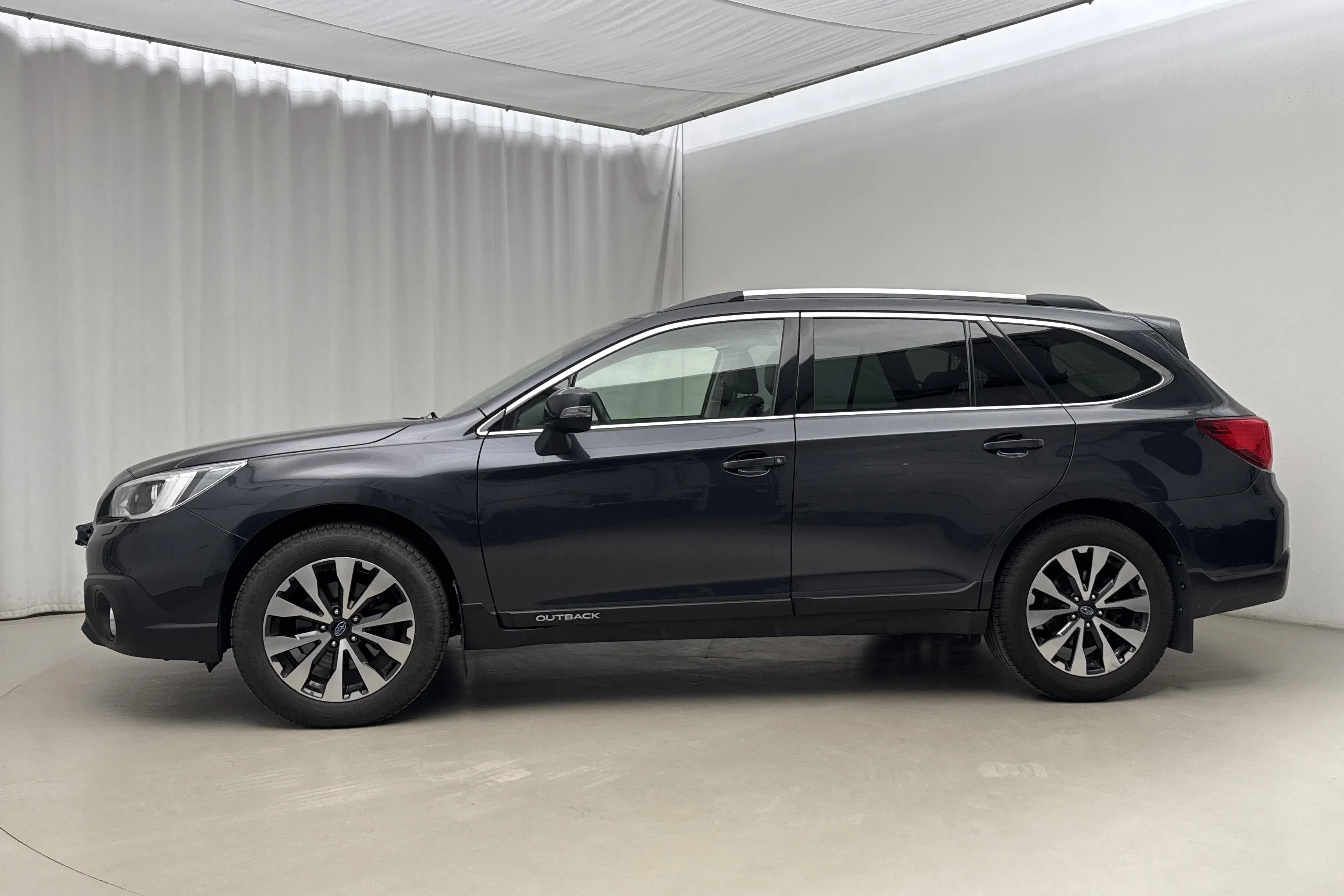 Presentationsfoto 2 av 24: Subaru Outback 2.5i 4WD (175hk) - 18 685 mil - Automat - Dark Grey - 2017