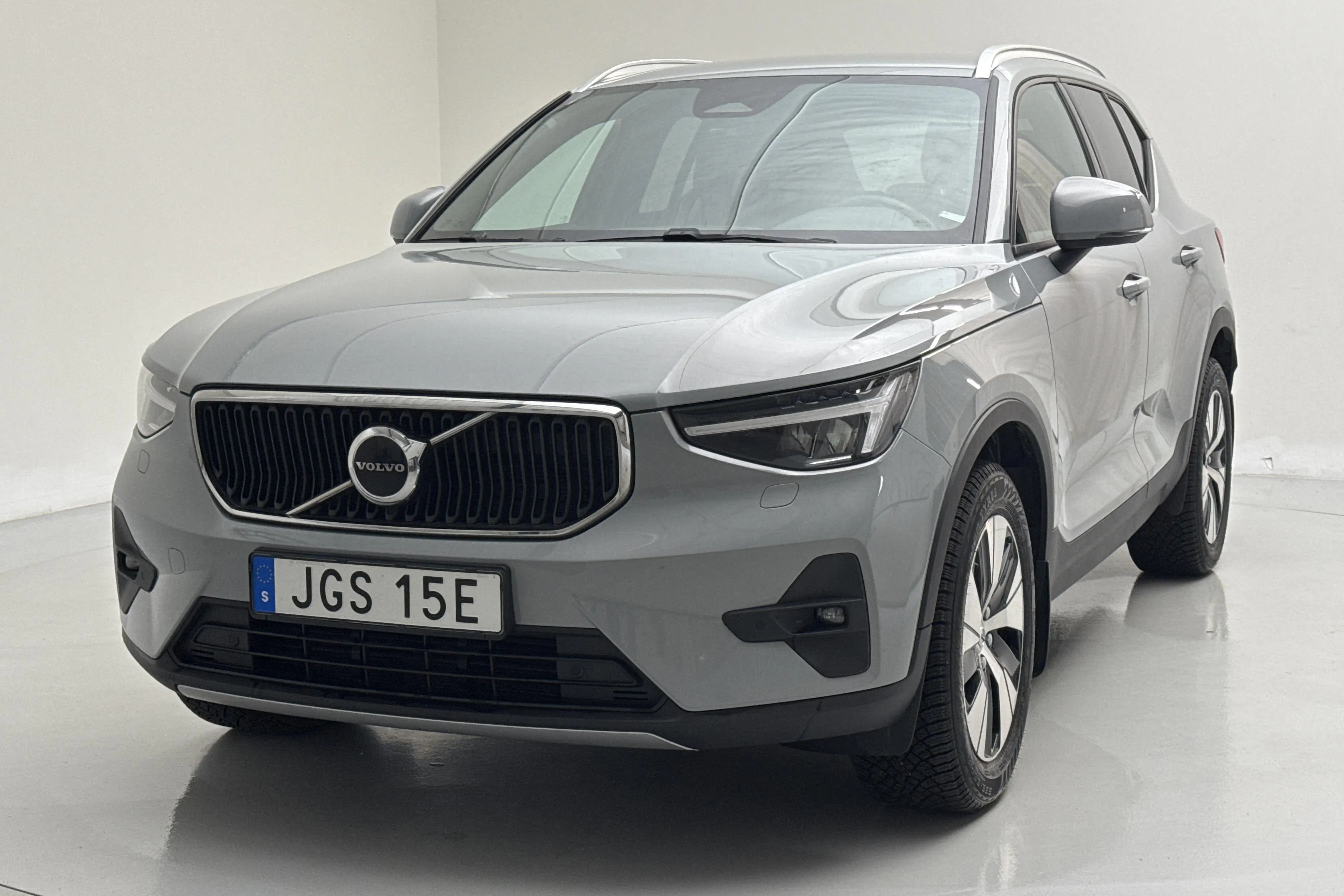 Presentationsfoto 1 av 16: Volvo XC40 B4 2WD (197hk) - 4 754 mil - Automat - grå - 2024